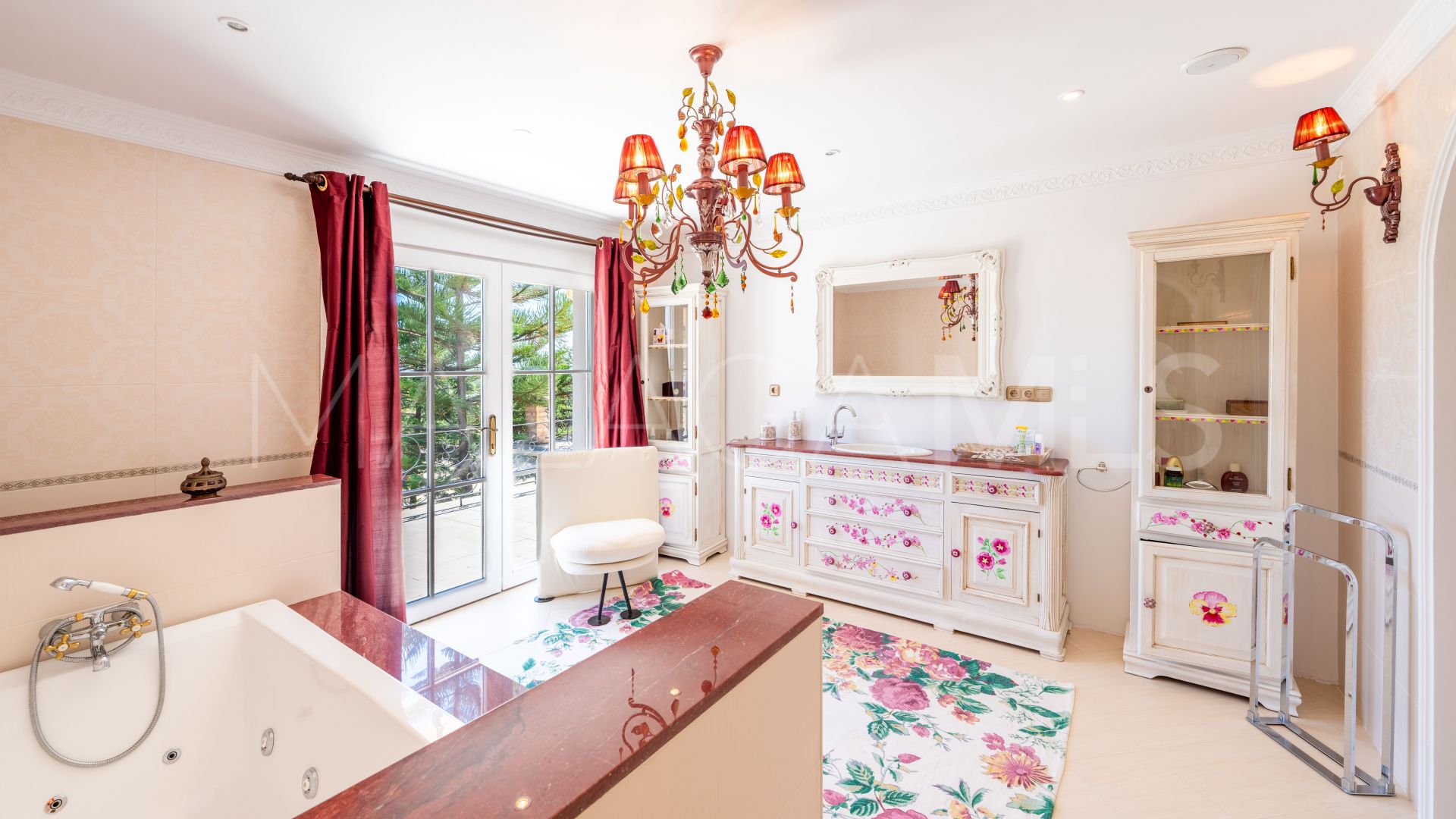 Villa for sale in Benahavis
