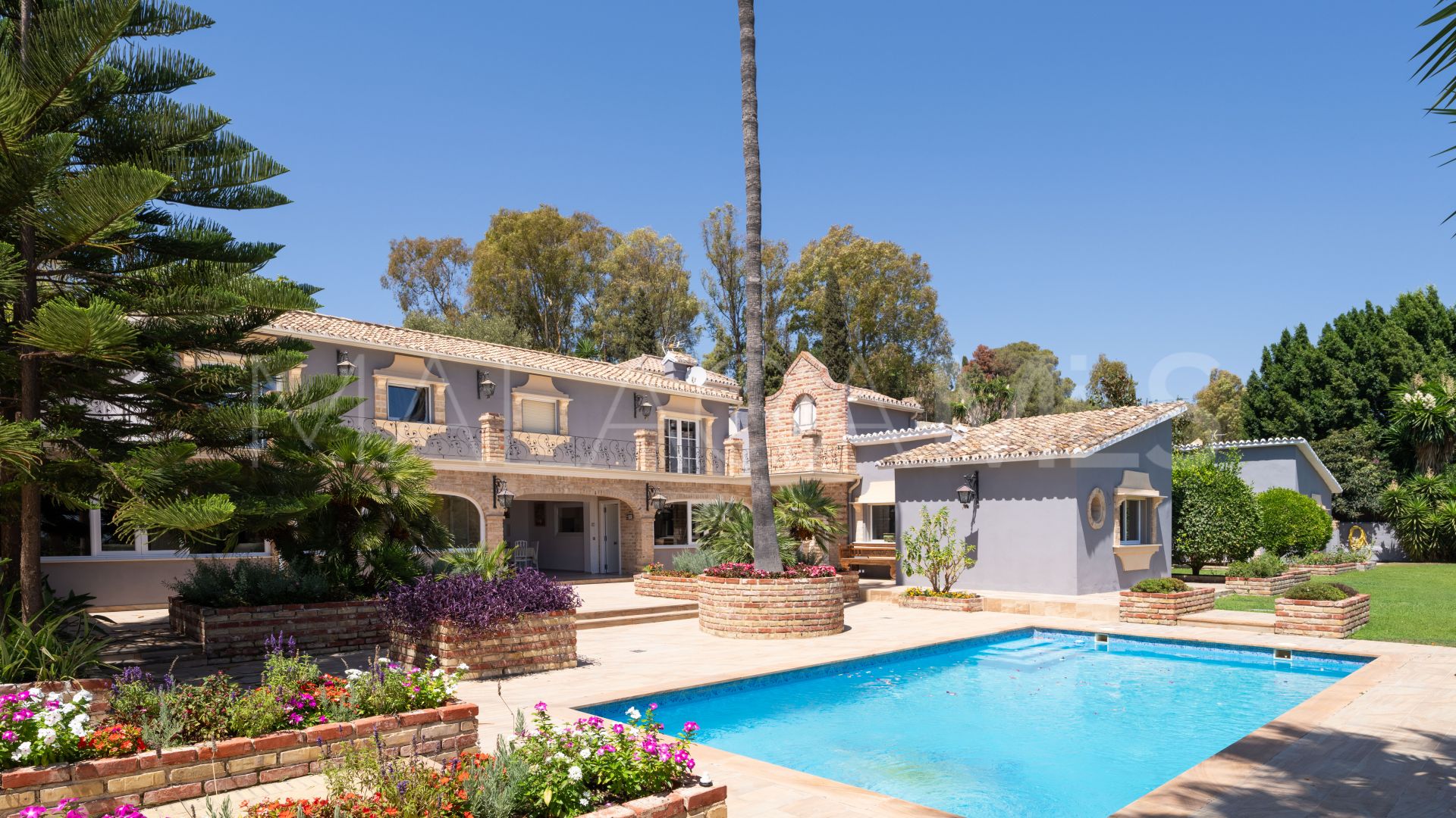 Villa for sale in Benahavis