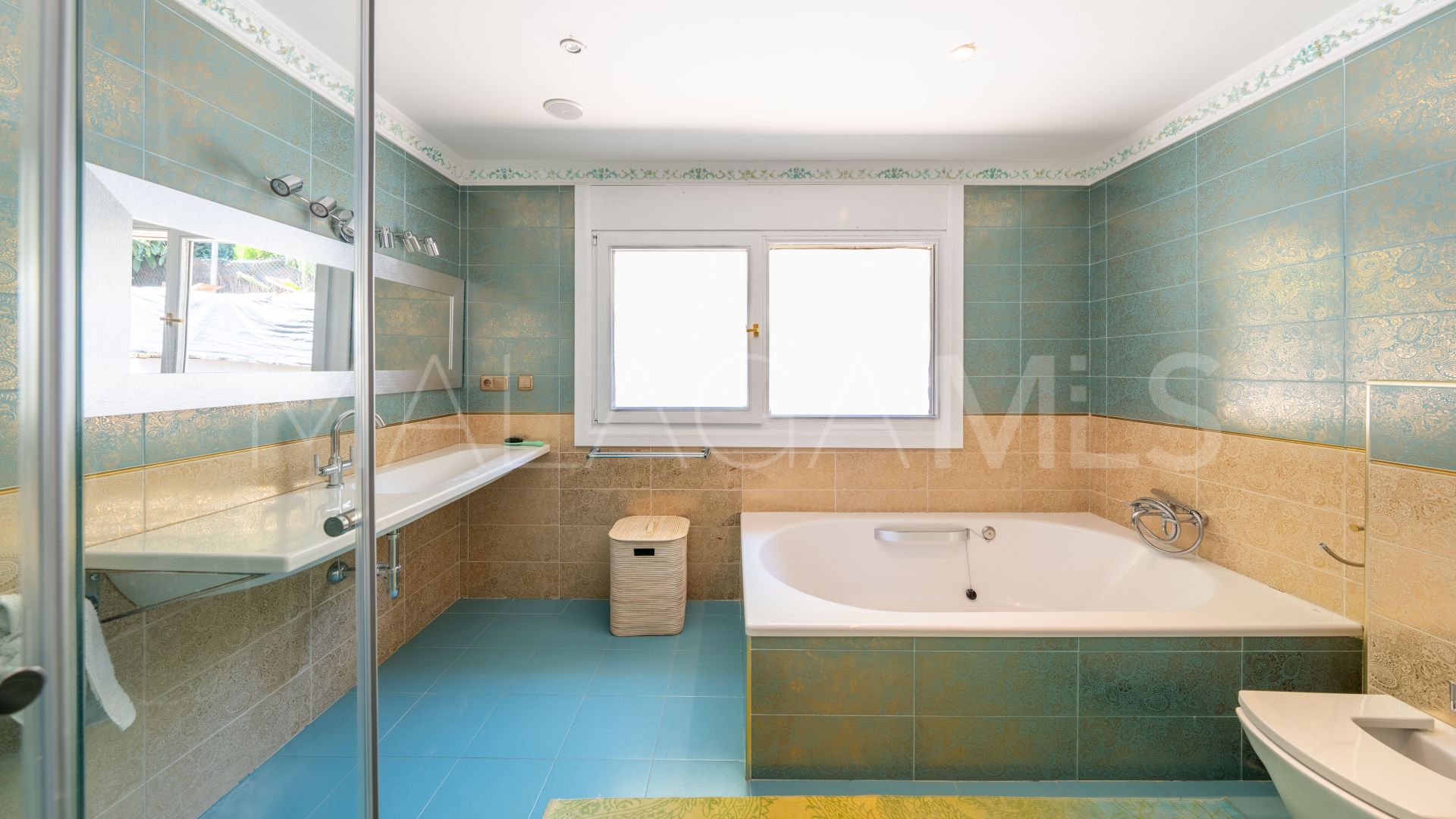 Villa for sale in Benahavis