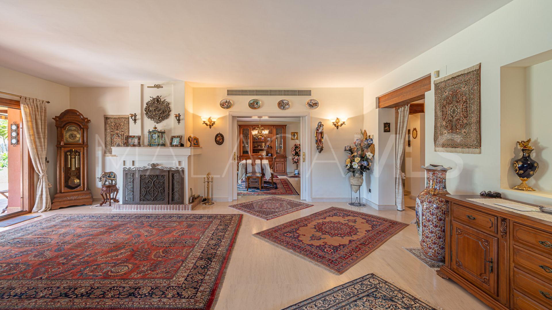 Villa for sale in Cascada de Camojan