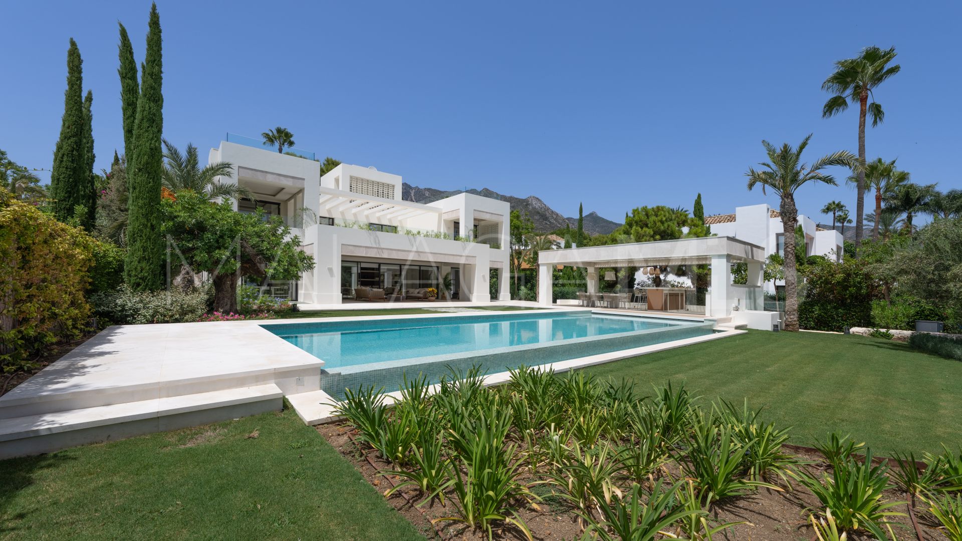 Villa for sale in Altos Reales