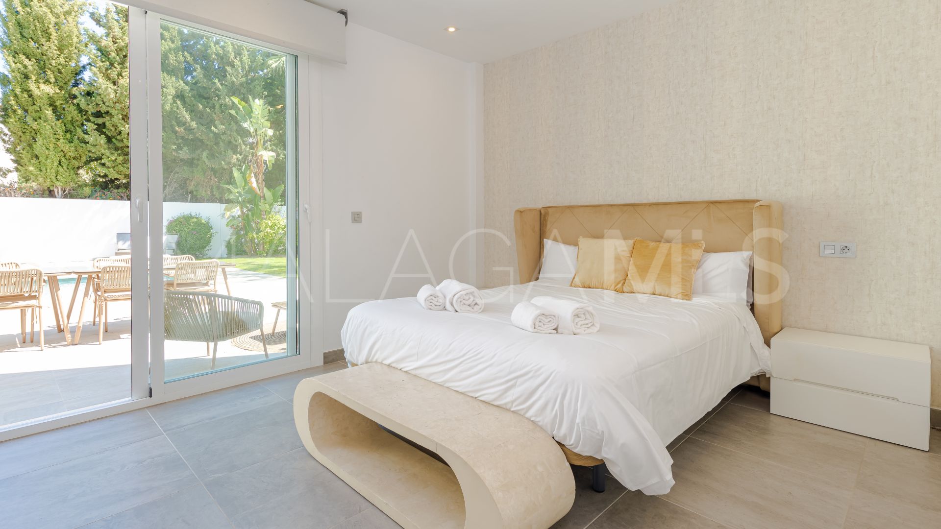 Buy villa with 6 bedrooms in Nueva Andalucia