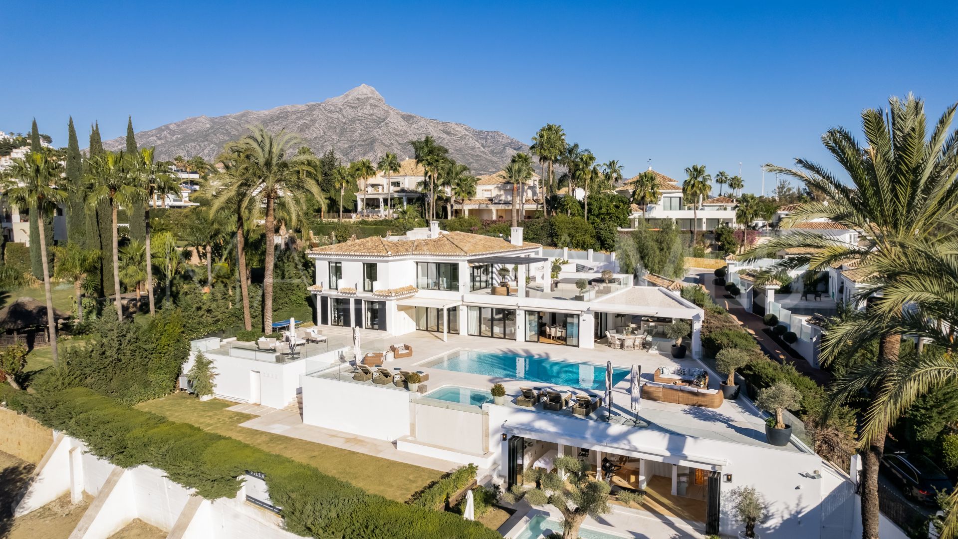 7 bedrooms Nueva Andalucia villa for sale