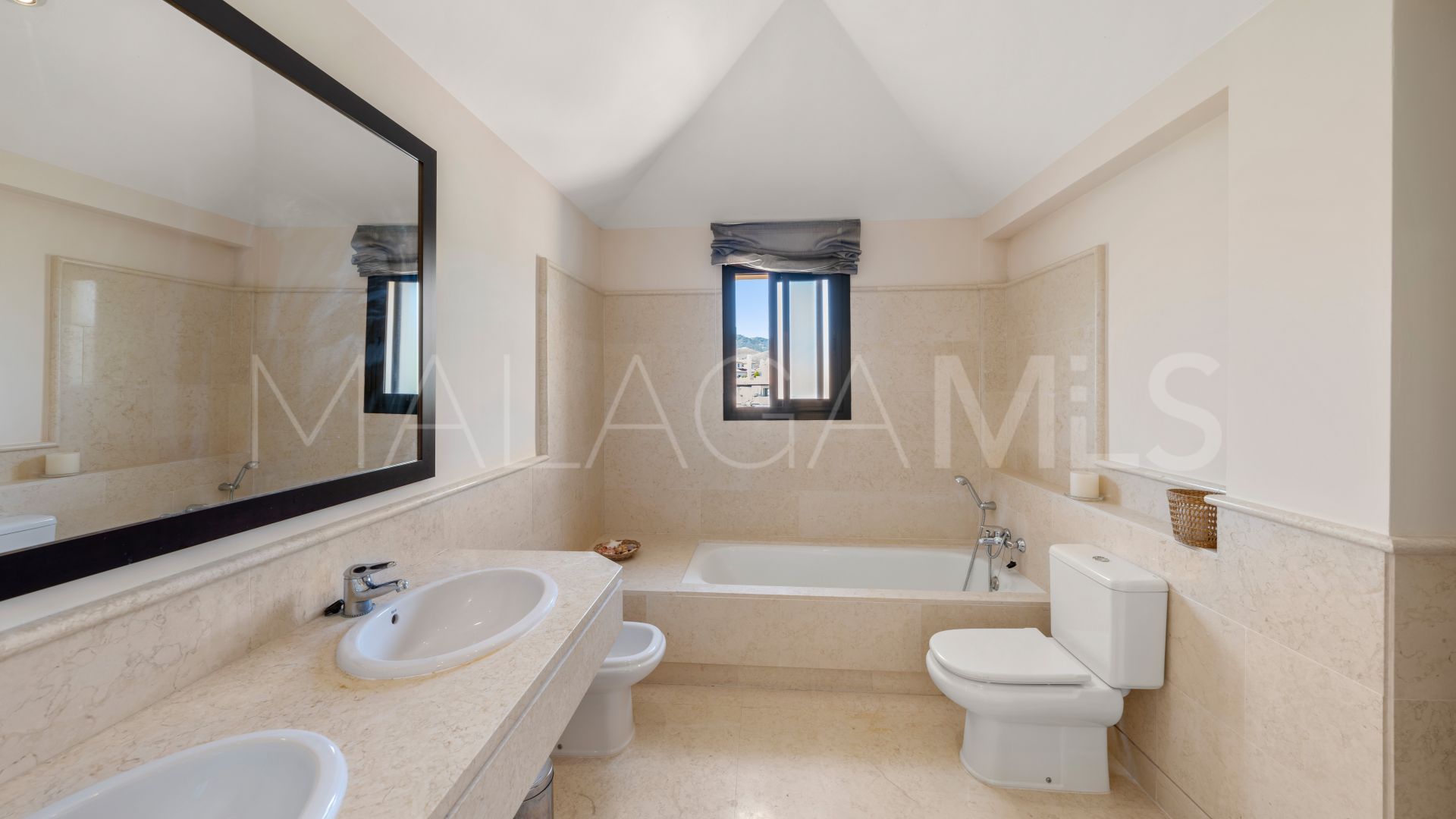 Duplex penthouse for sale in Los Capanes del Golf