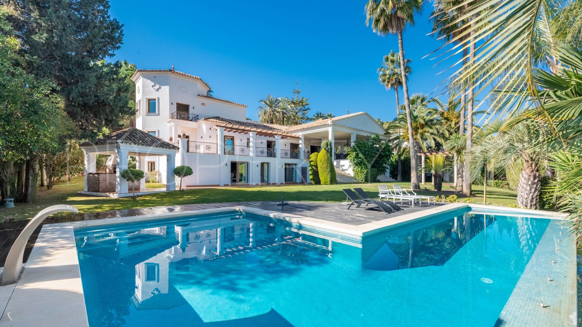 Villa en venta en Las Brisas con 6 dormitorios