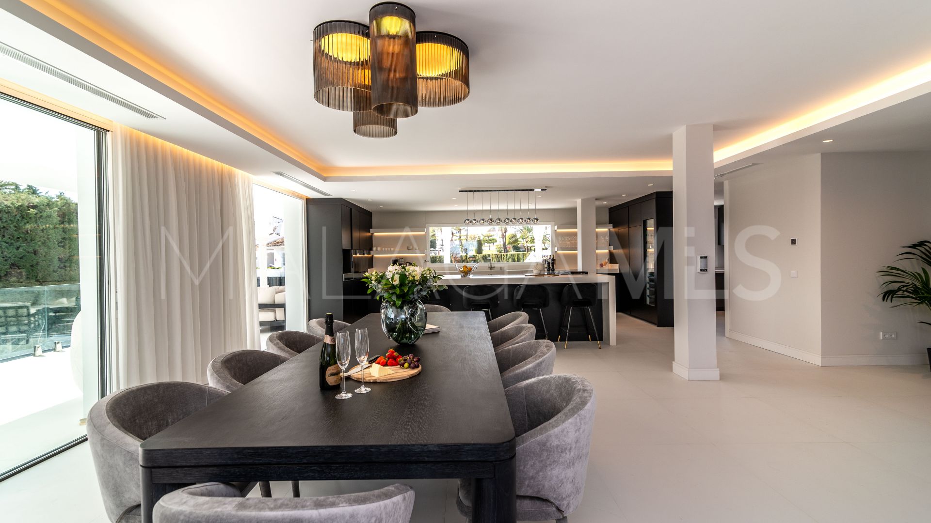Se vende villa with 8 bedrooms in Nueva Andalucia