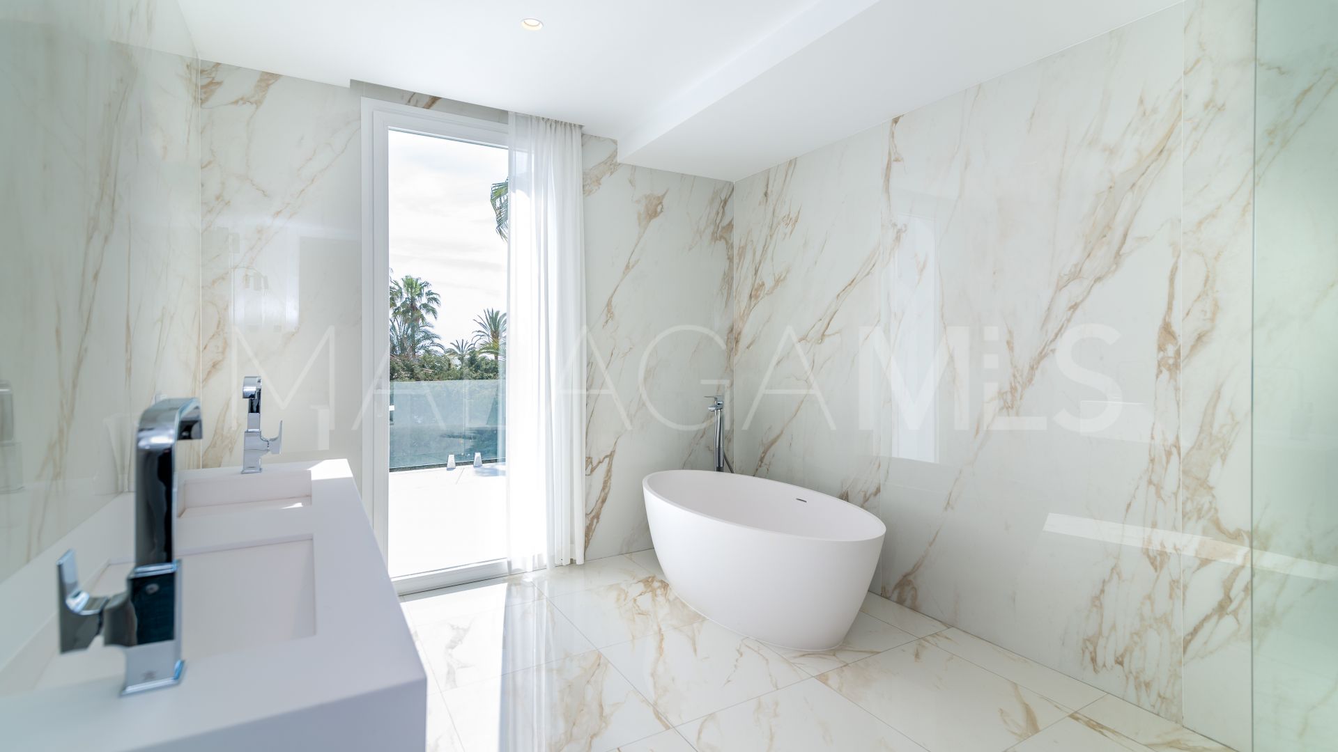 Se vende villa with 8 bedrooms in Nueva Andalucia