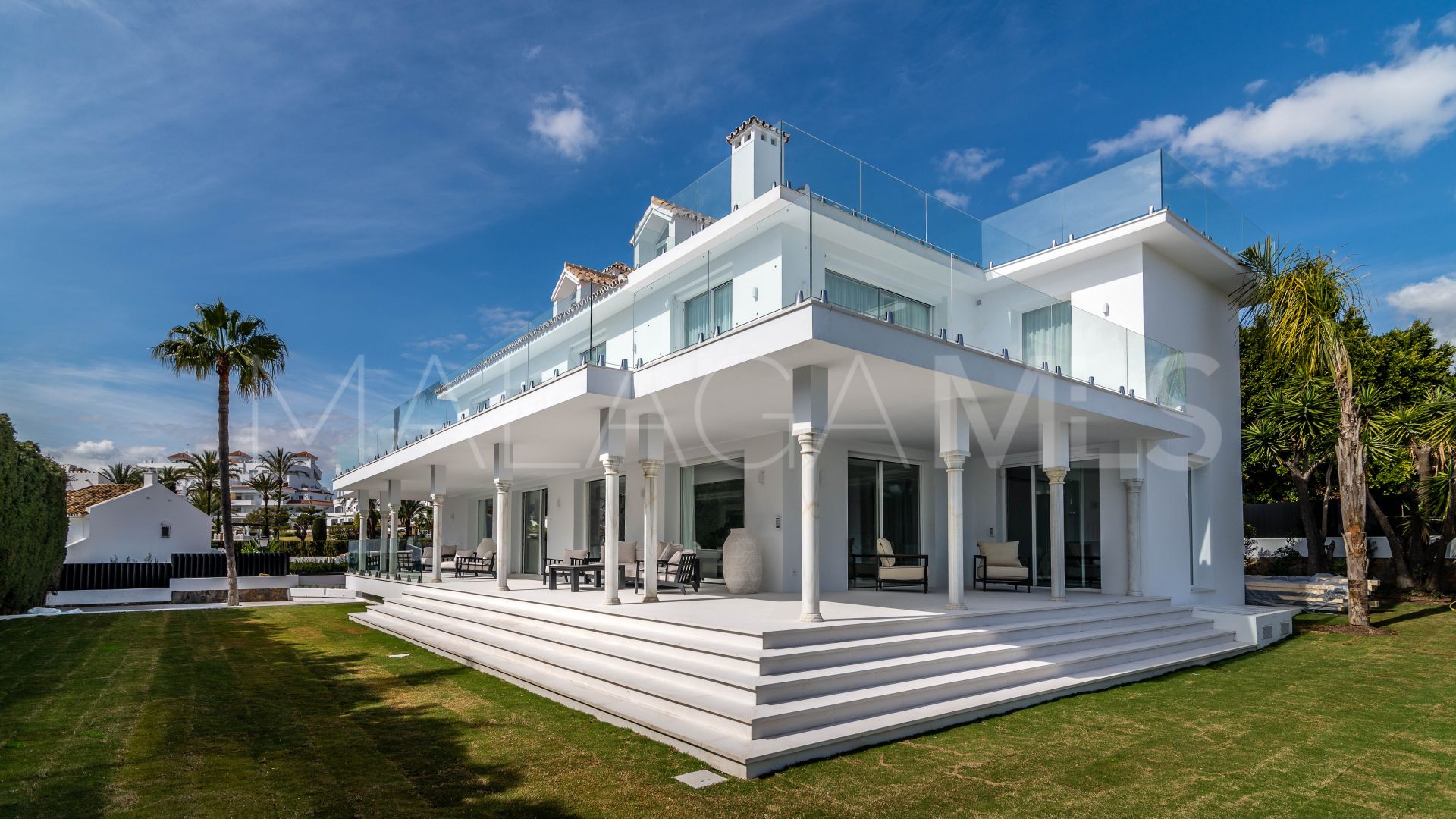 Se vende villa with 8 bedrooms in Nueva Andalucia