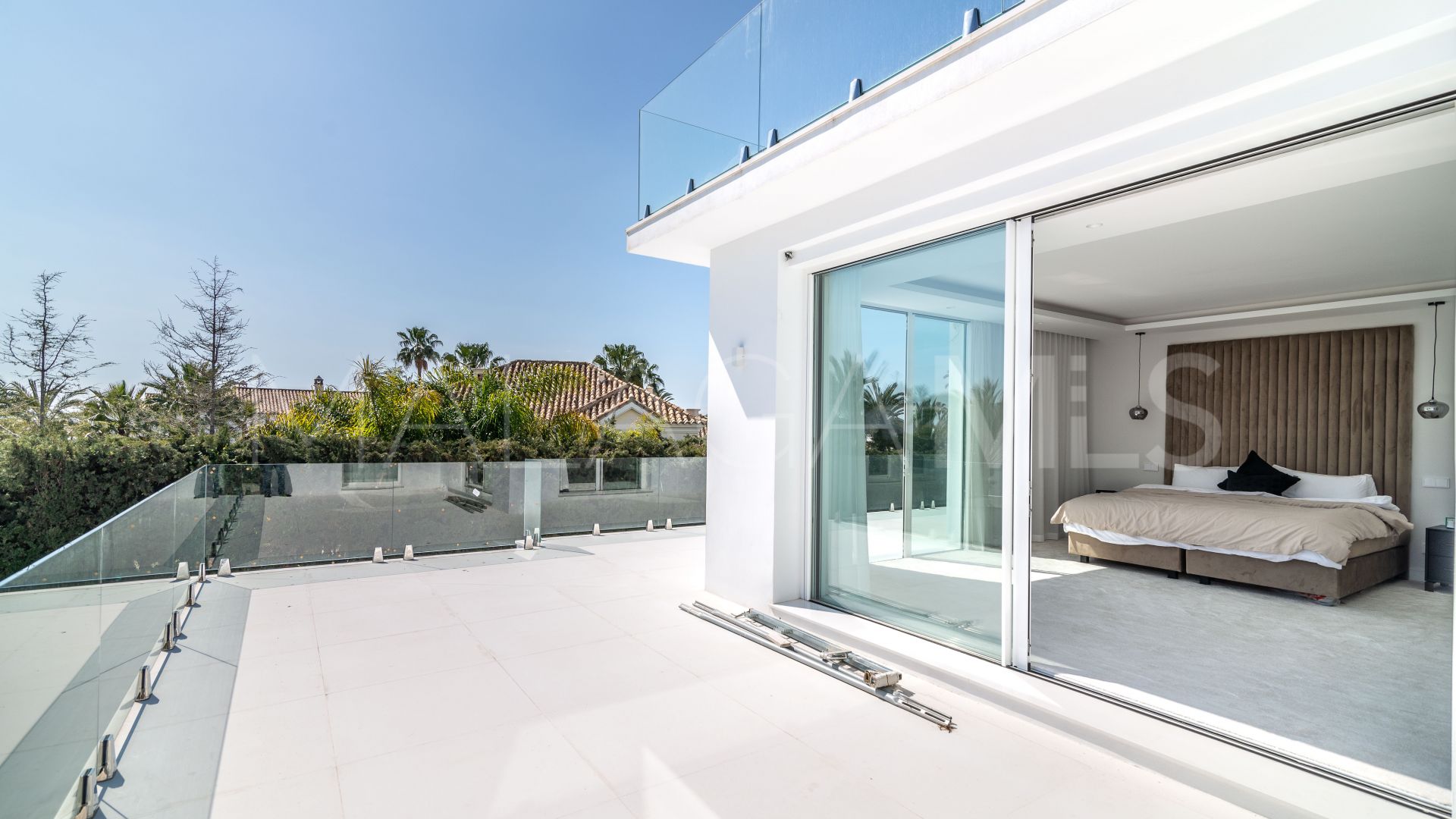 Se vende villa with 8 bedrooms in Nueva Andalucia