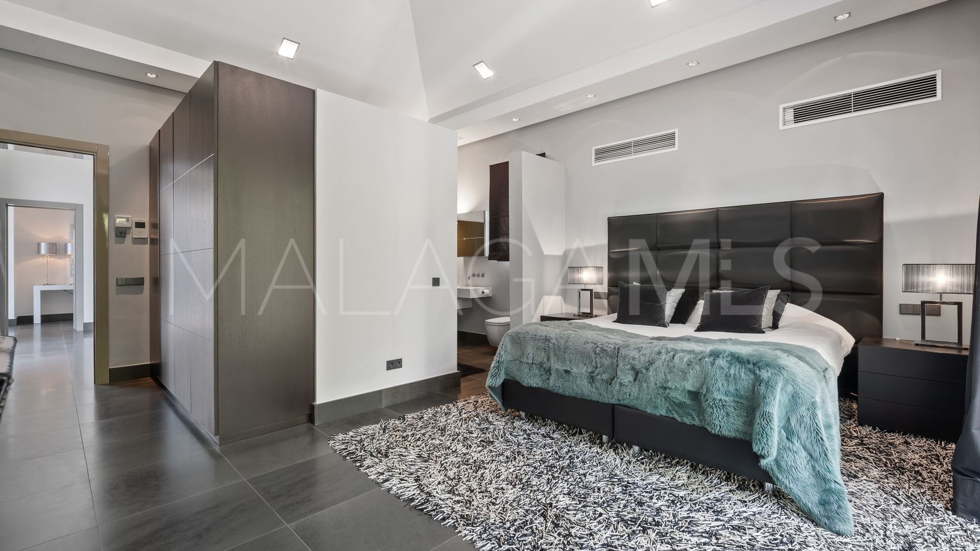 Buy villa in Los Monteros Playa with 6 bedrooms