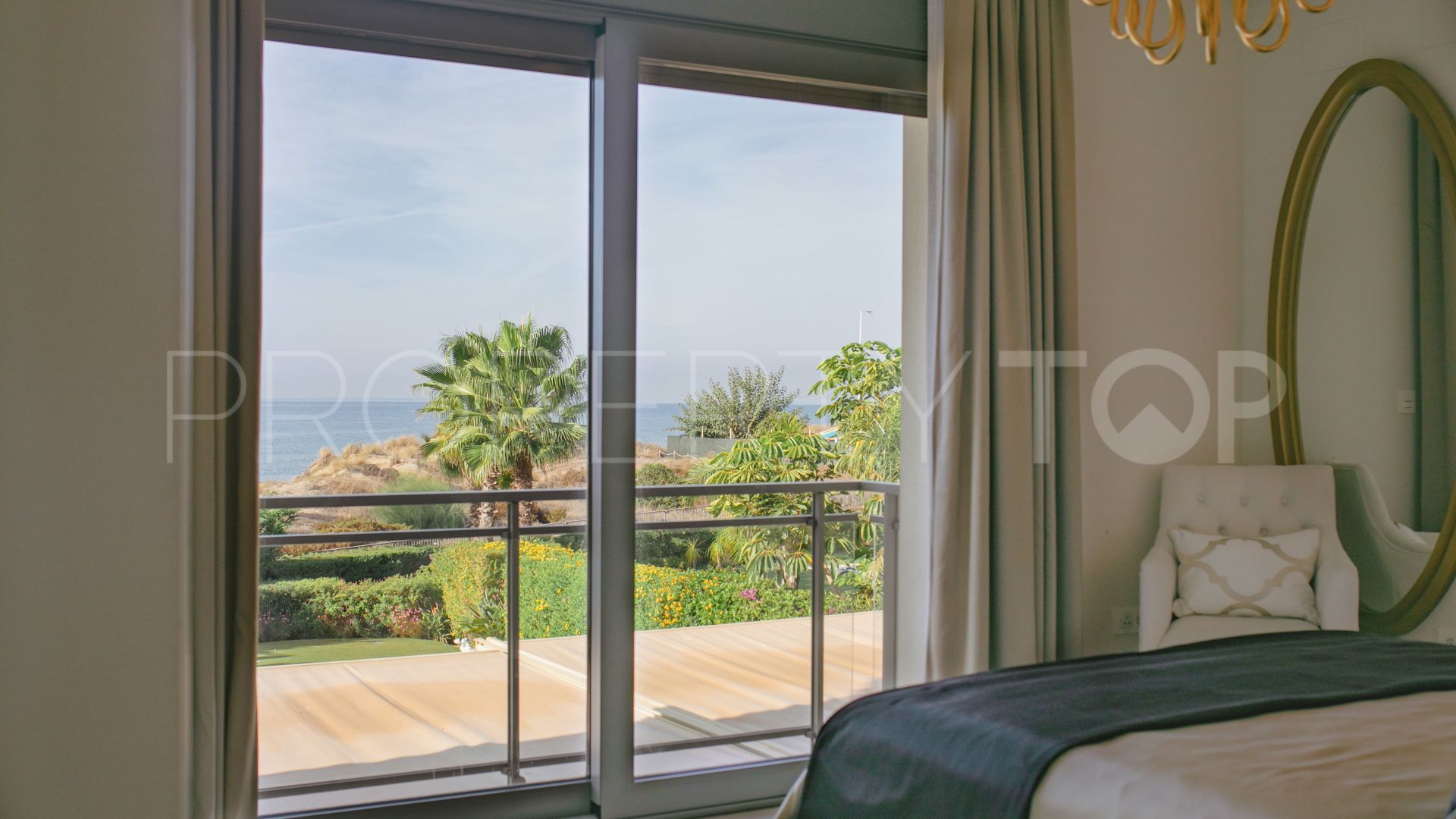 Villa a la venta con 5 dormitorios en Marbella Este