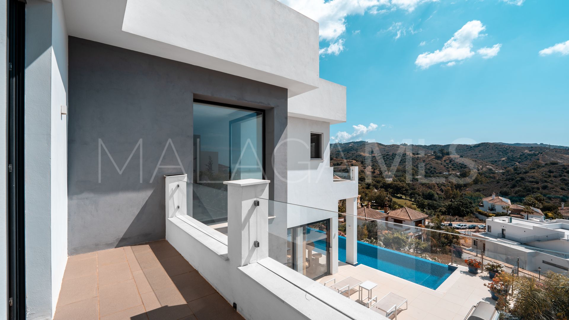 Villa for sale in Elviria