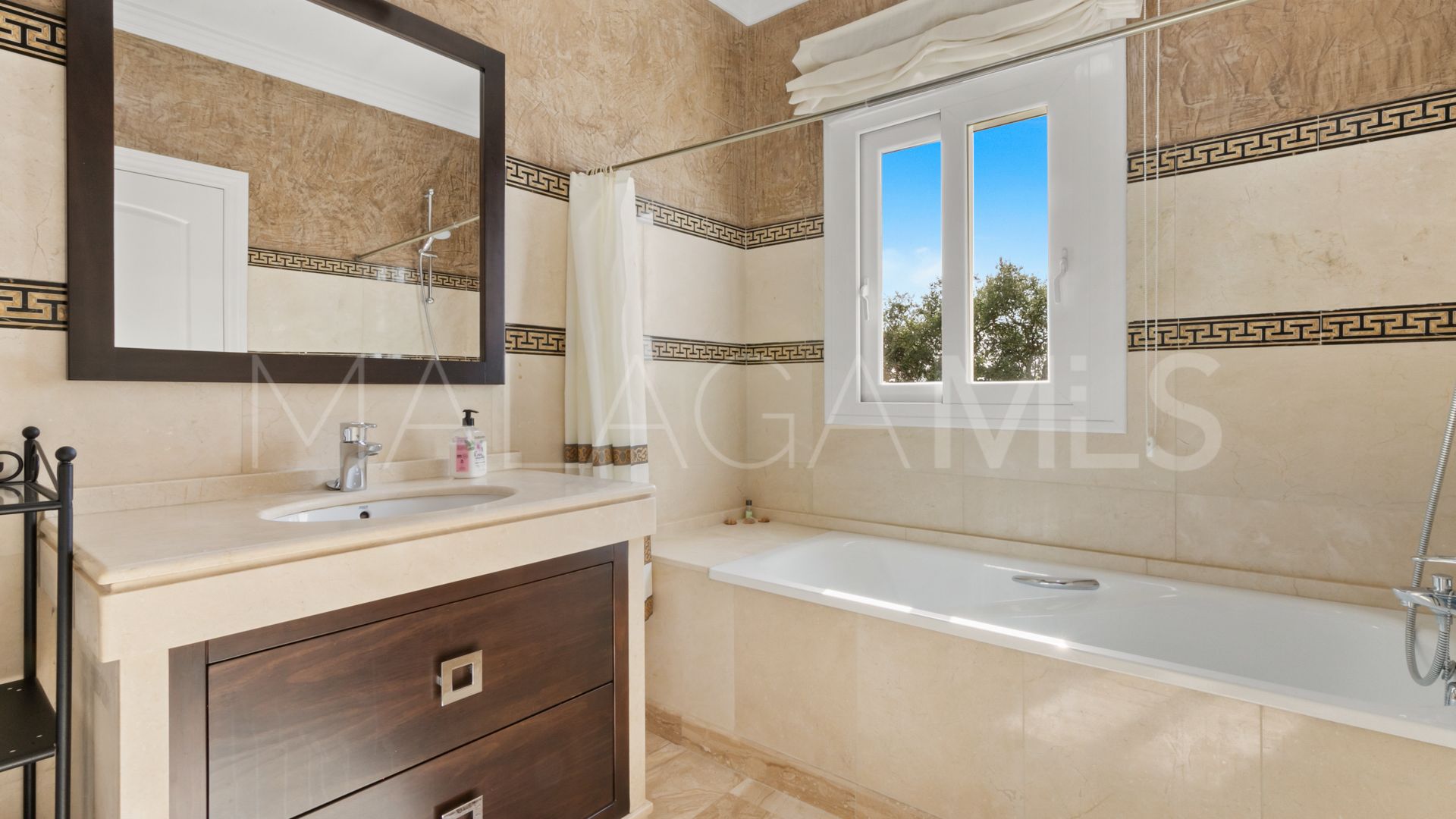 Villa with 4 bedrooms for sale in Elviria