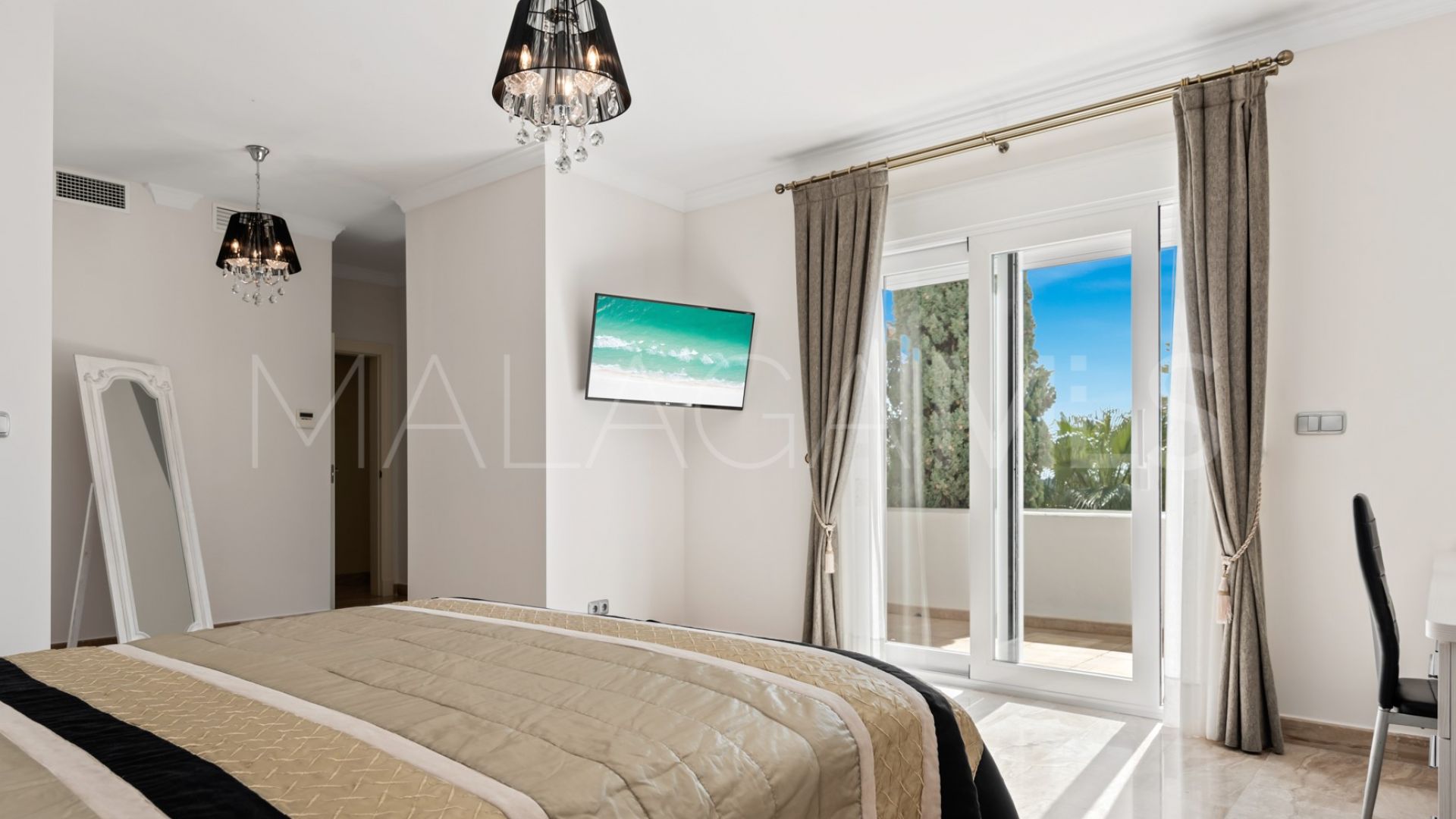 Villa with 4 bedrooms for sale in Elviria