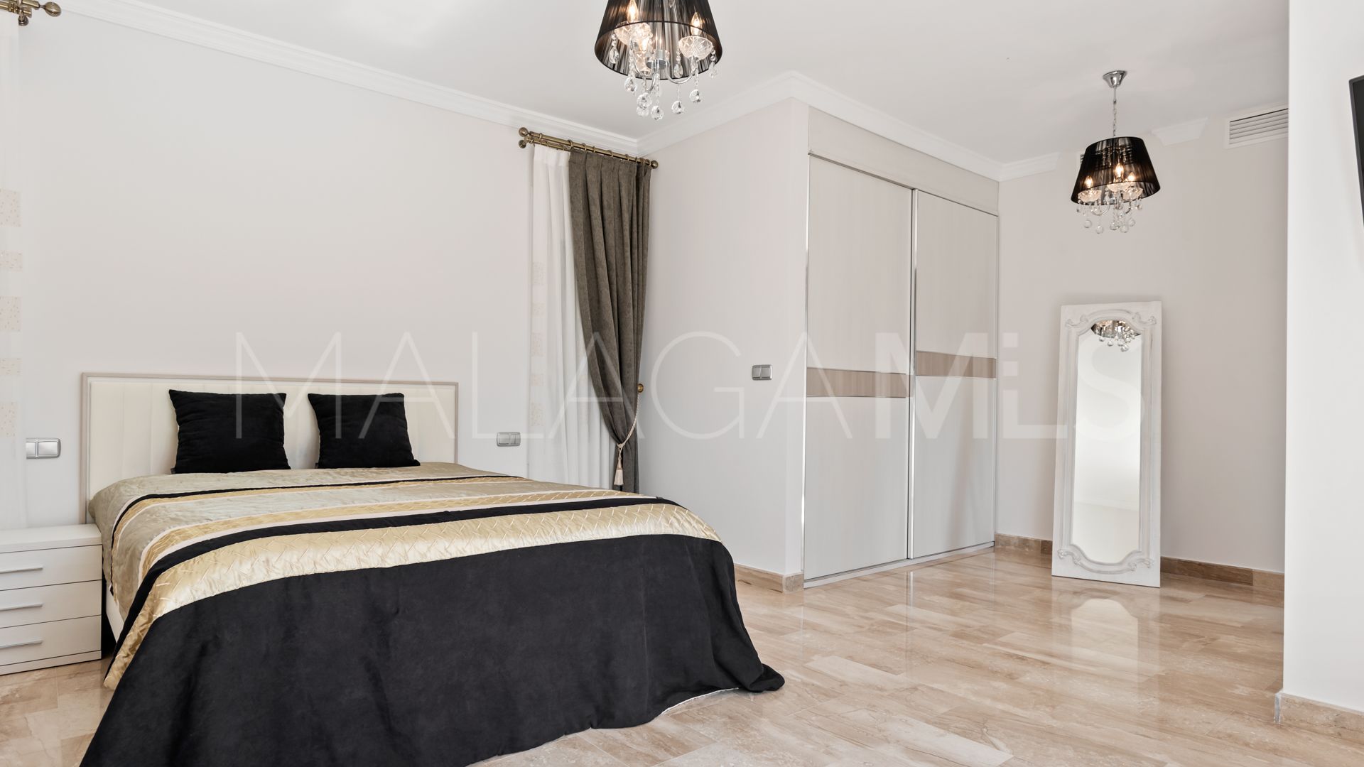 Villa with 4 bedrooms for sale in Elviria