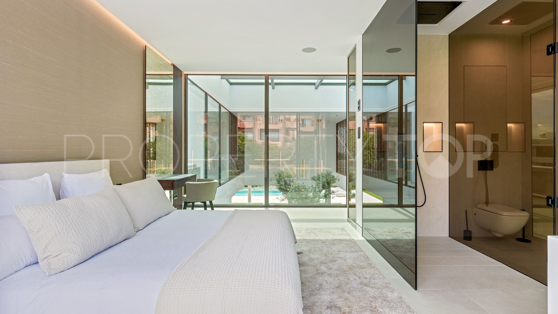 5 bedrooms villa in Marbella Golden Mile for sale