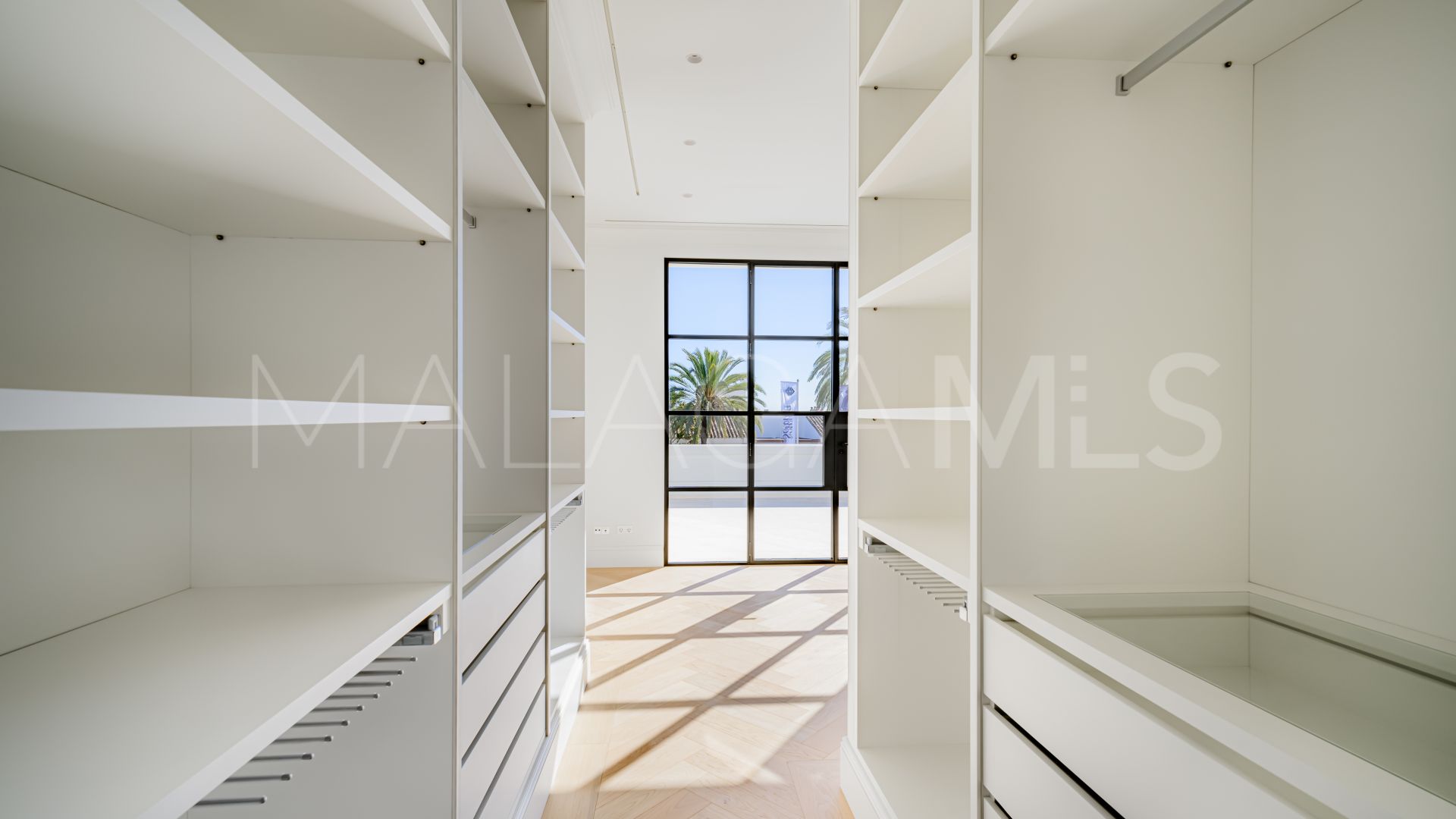 Villa for sale in Nueva Andalucia