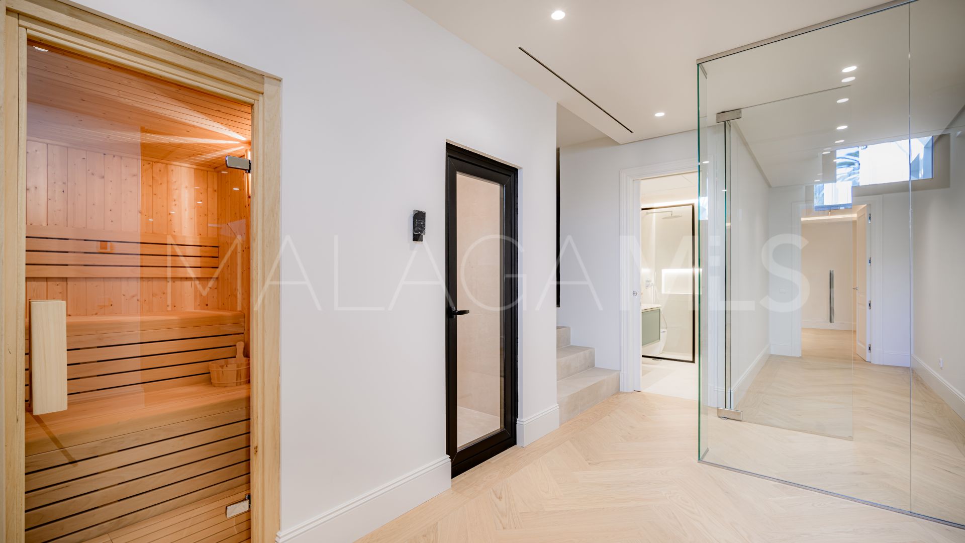 Villa for sale in Nueva Andalucia