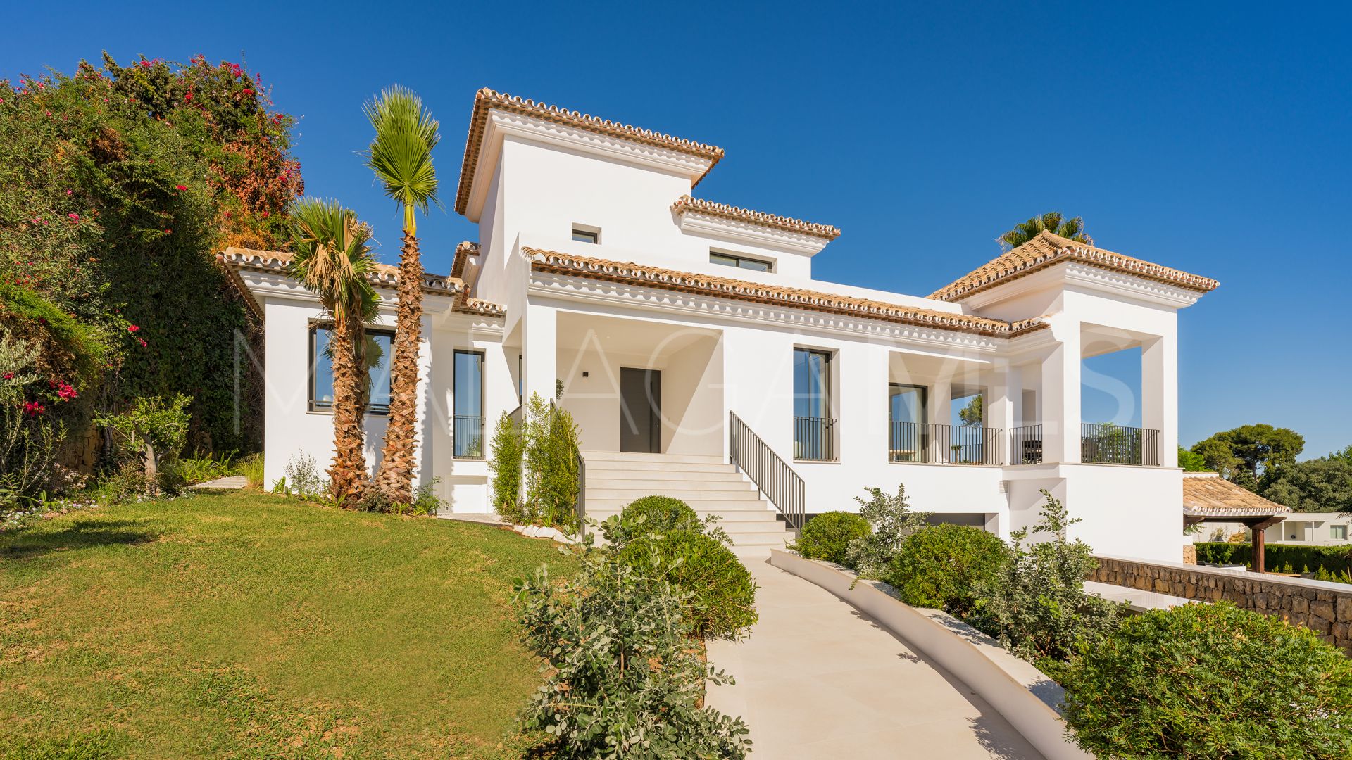 Villa for sale in Elviria