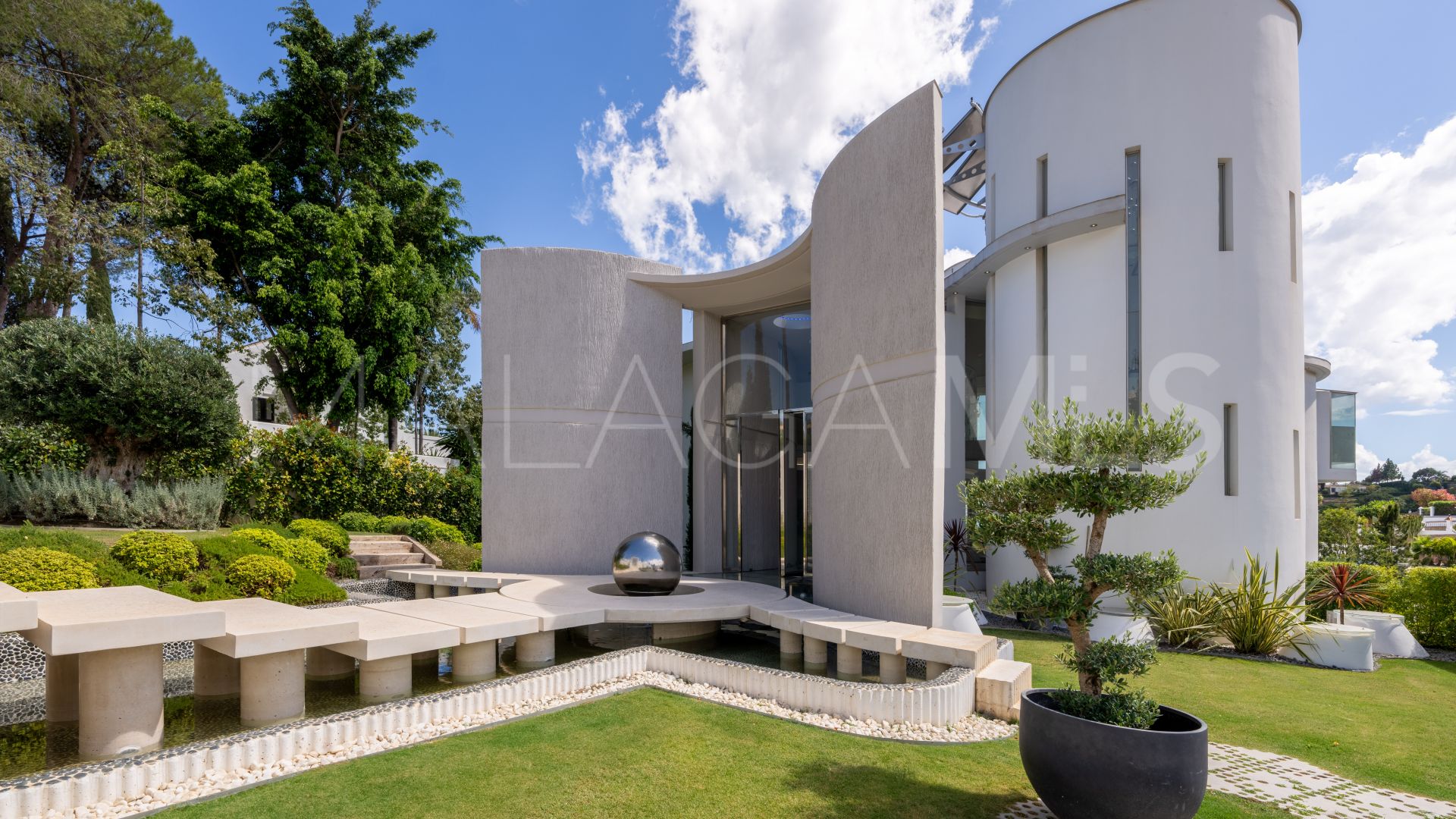 Villa for sale in Altos del Paraiso