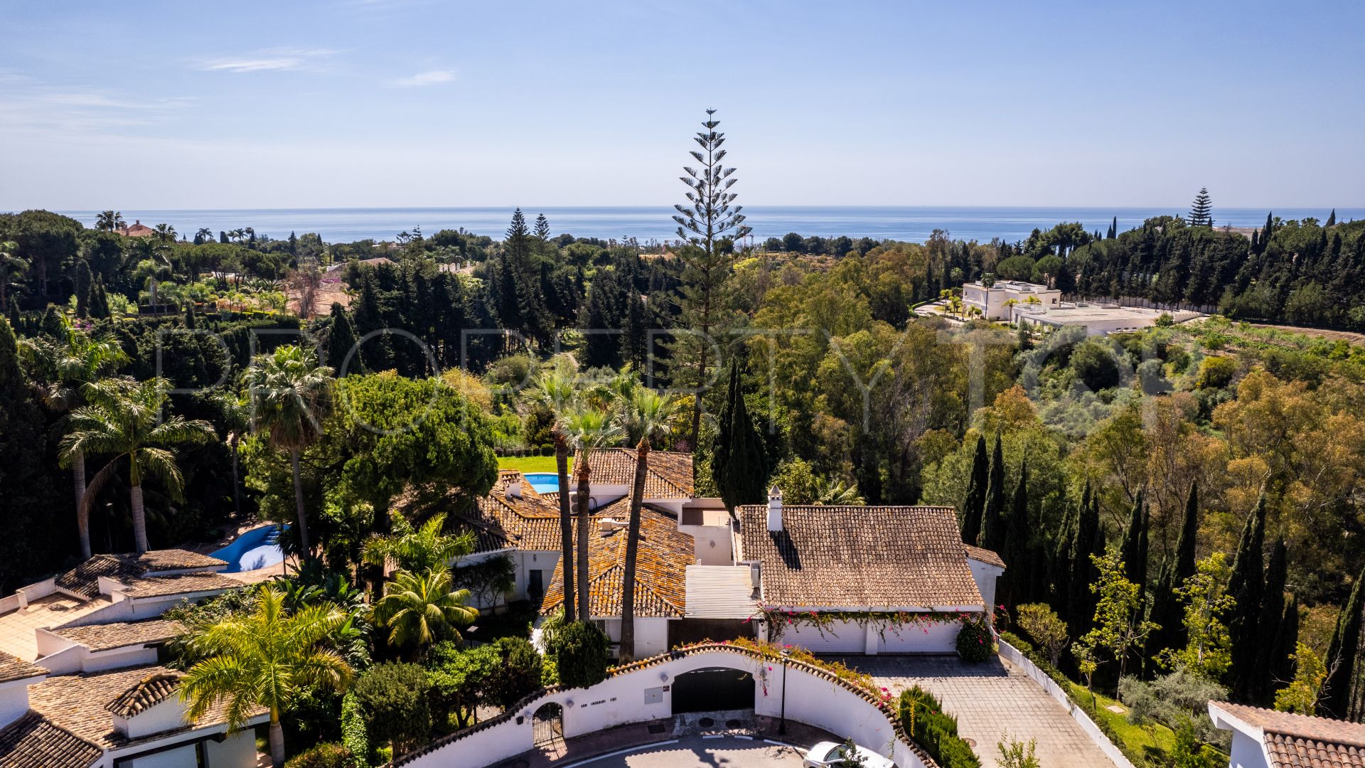 Comprar villa con 12 dormitorios en Las Lomas del Marbella Club