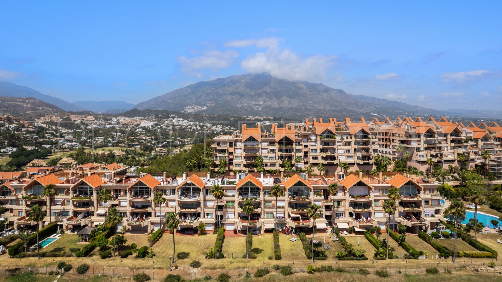 For sale duplex penthouse with 4 bedrooms in Magna Marbella