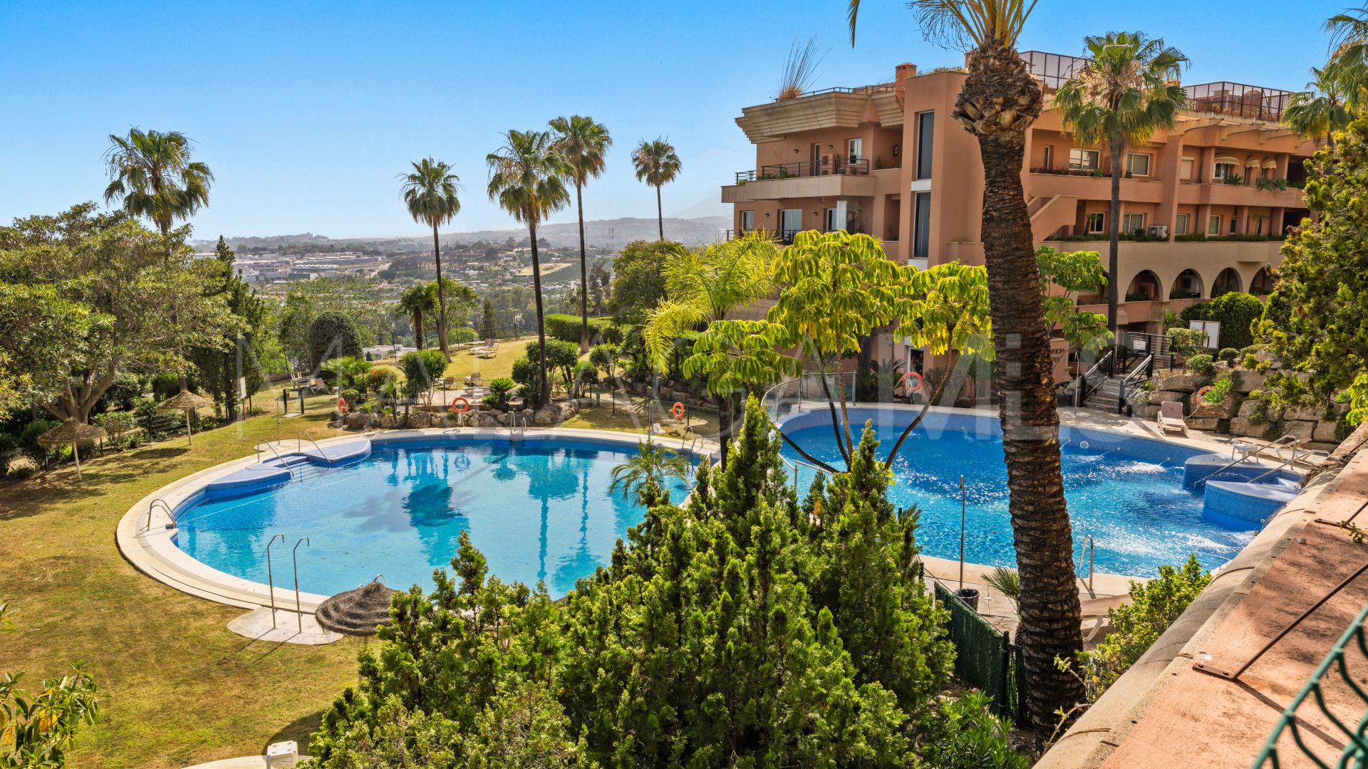 For sale duplex penthouse with 4 bedrooms in Magna Marbella