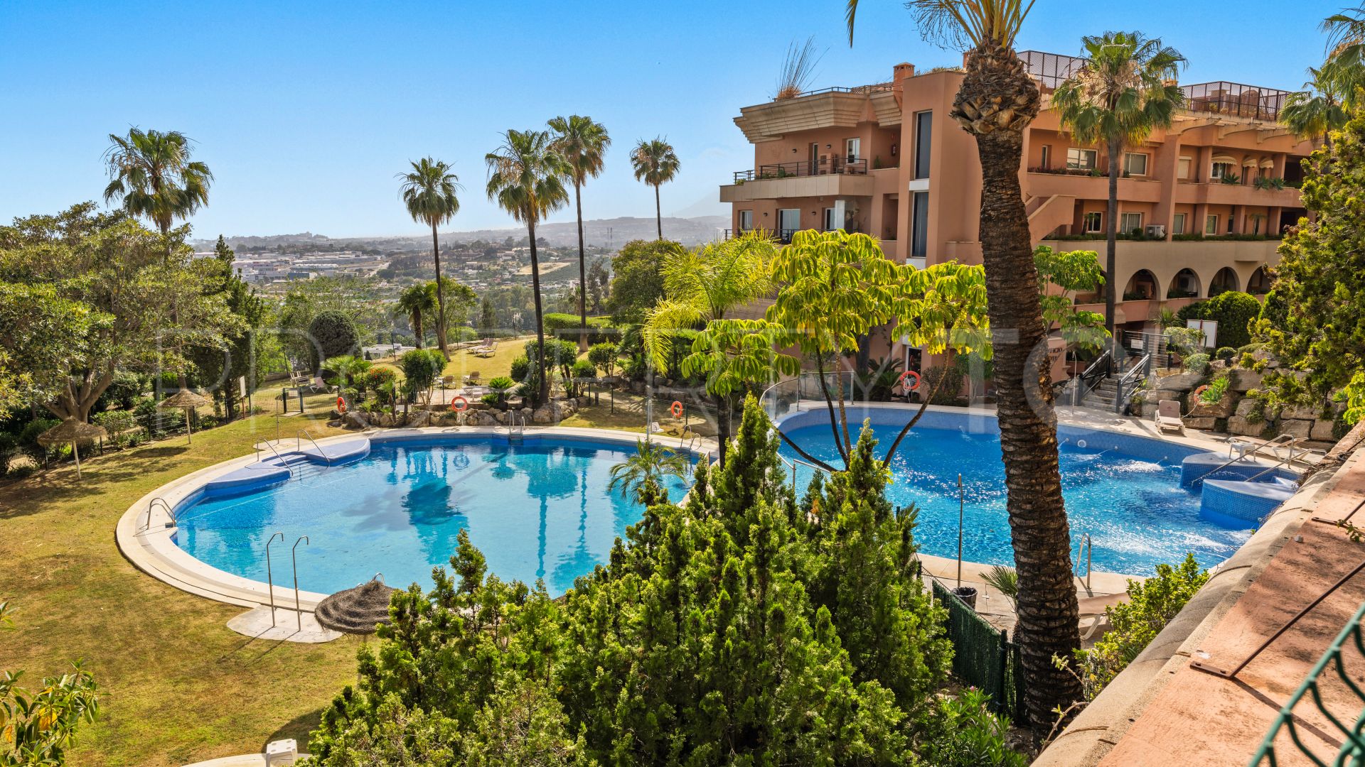 For sale duplex penthouse with 4 bedrooms in Magna Marbella