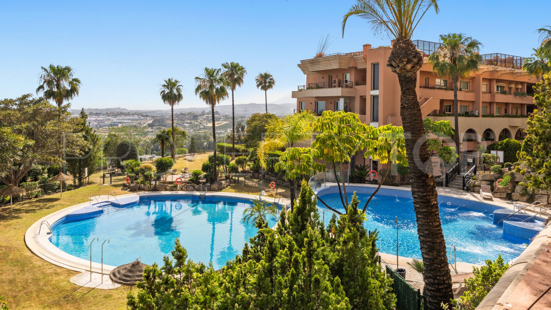 For sale duplex penthouse with 4 bedrooms in Magna Marbella