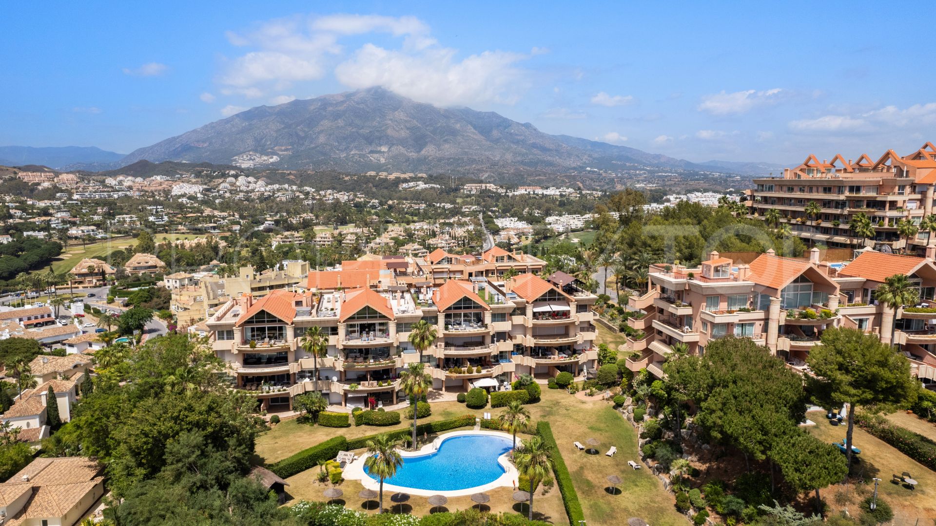 For sale duplex penthouse with 4 bedrooms in Magna Marbella