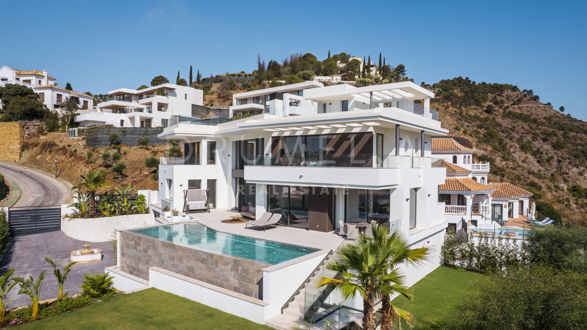 Lomas 10 - Villa moderne et neuve dans le prestigieux quartier de Lomas de la Quinta, Marbella, avec une vue imprenable sur la mer et la montagne.