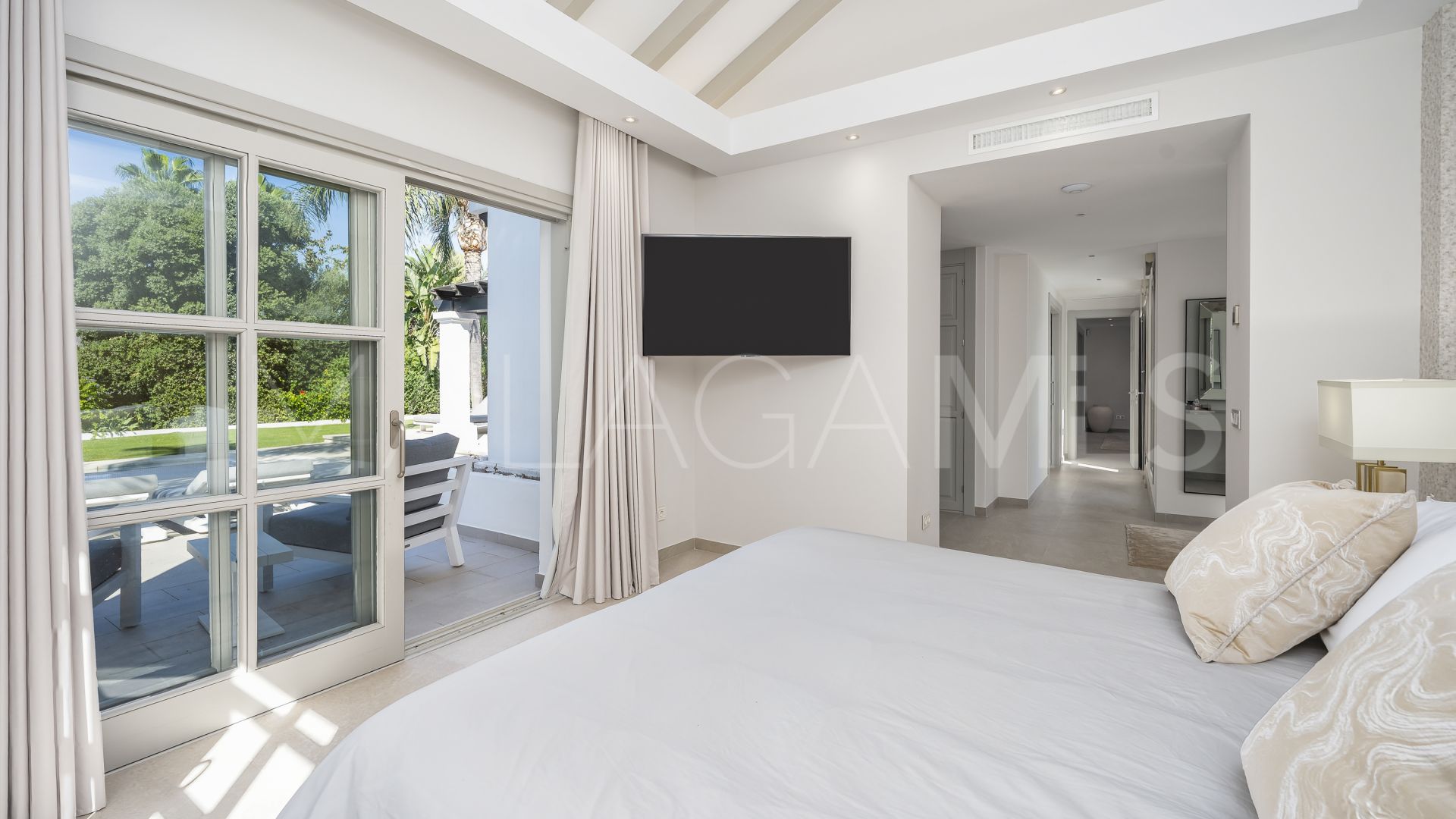 Buy Los Naranjos Golf villa with 6 bedrooms