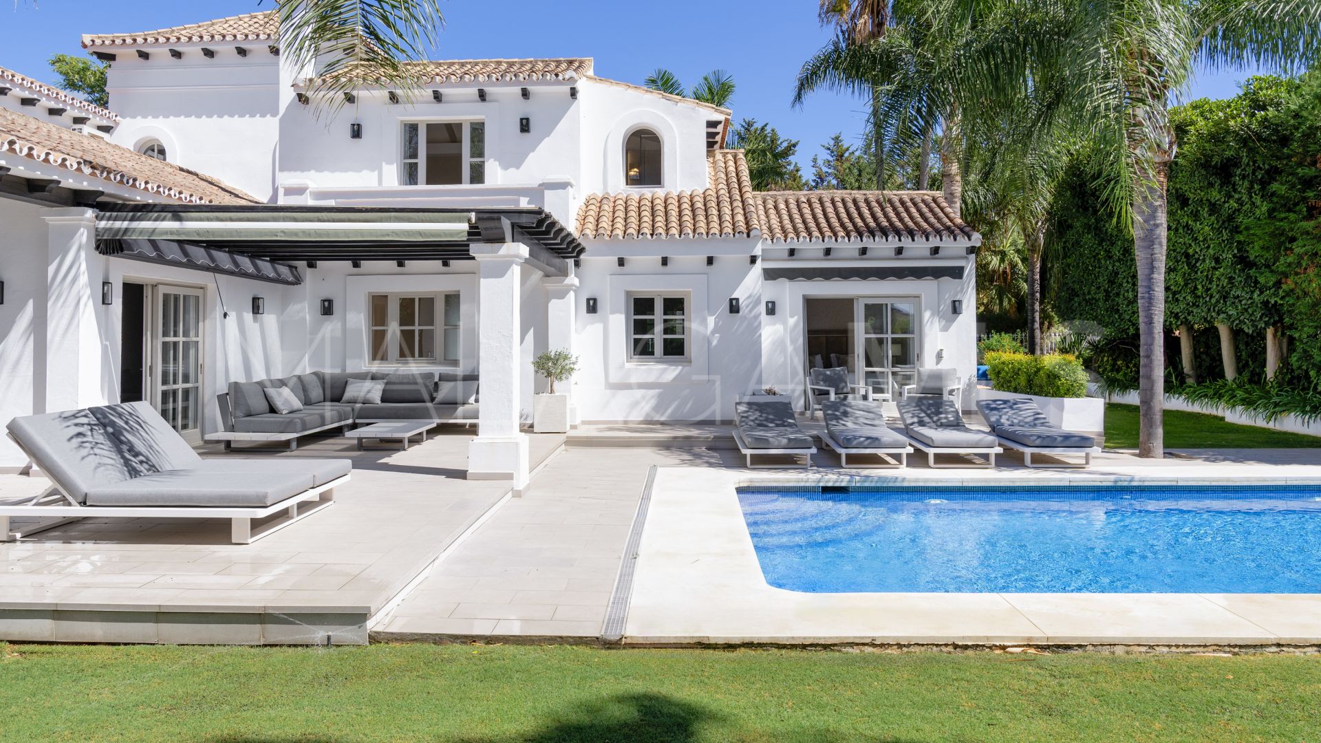 Buy Los Naranjos Golf villa with 6 bedrooms