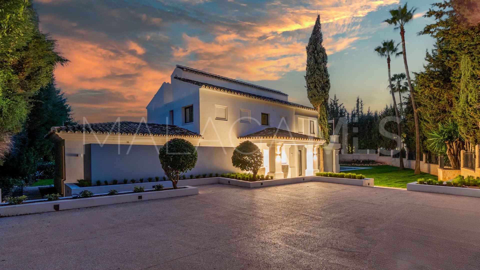 Villa for sale in Nueva Andalucia