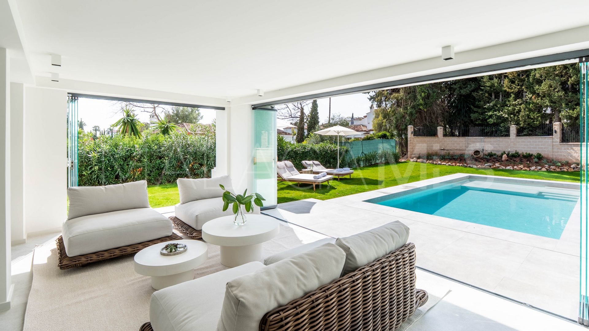 Villa for sale in Nueva Andalucia