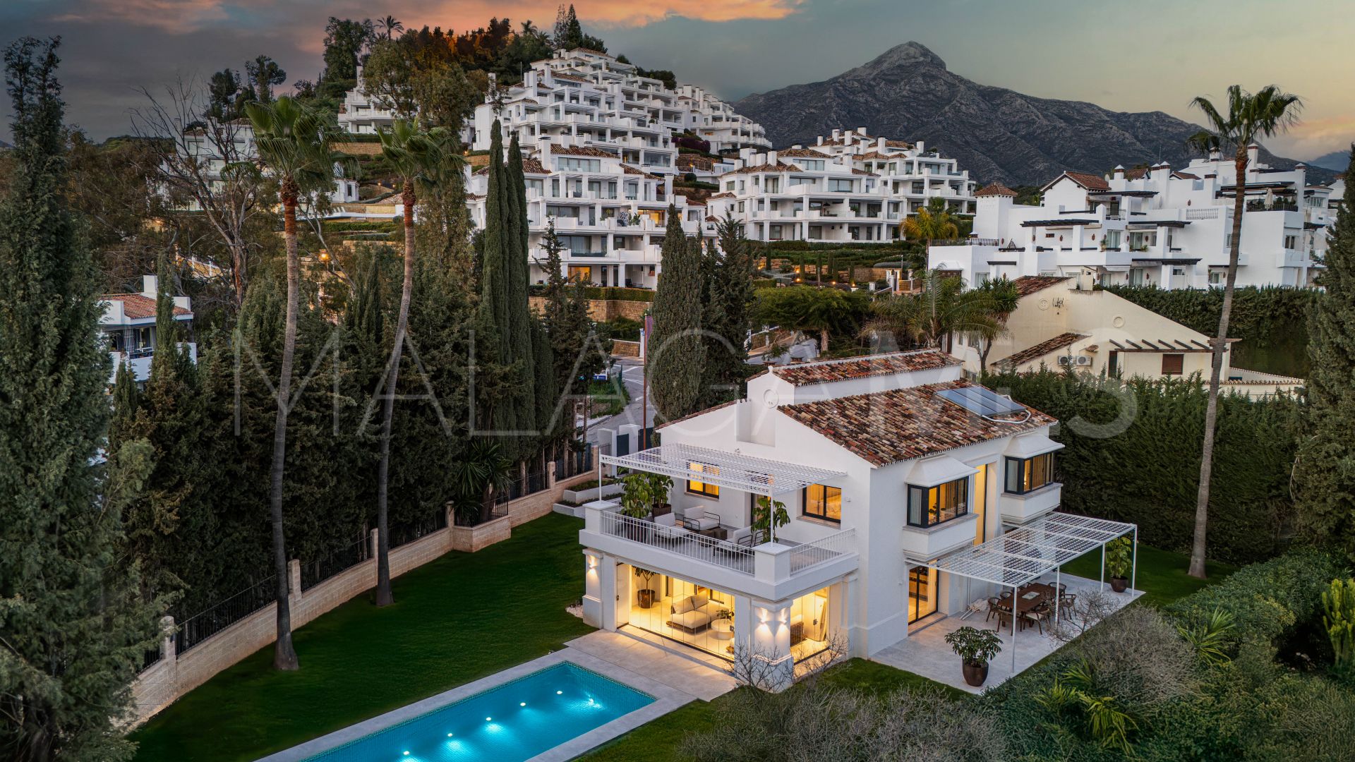 Villa for sale in Nueva Andalucia