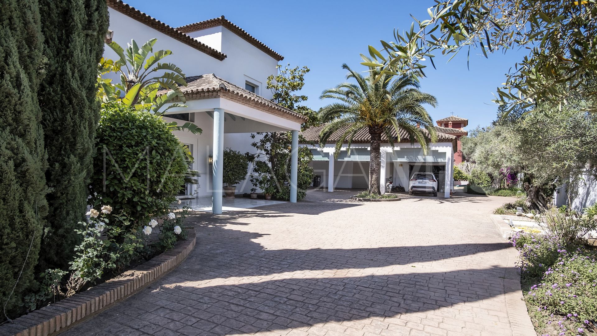 For sale villa with 7 bedrooms in Guadalmina Baja