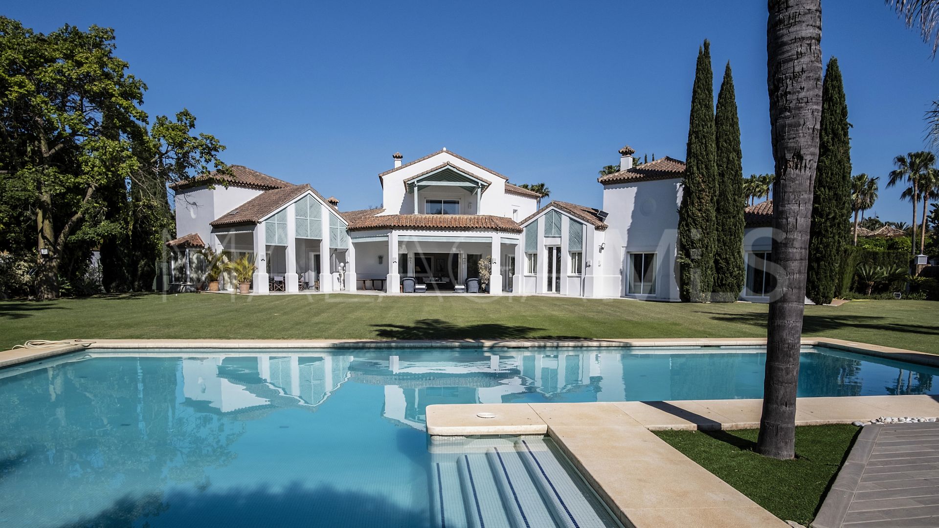 For sale villa with 7 bedrooms in Guadalmina Baja