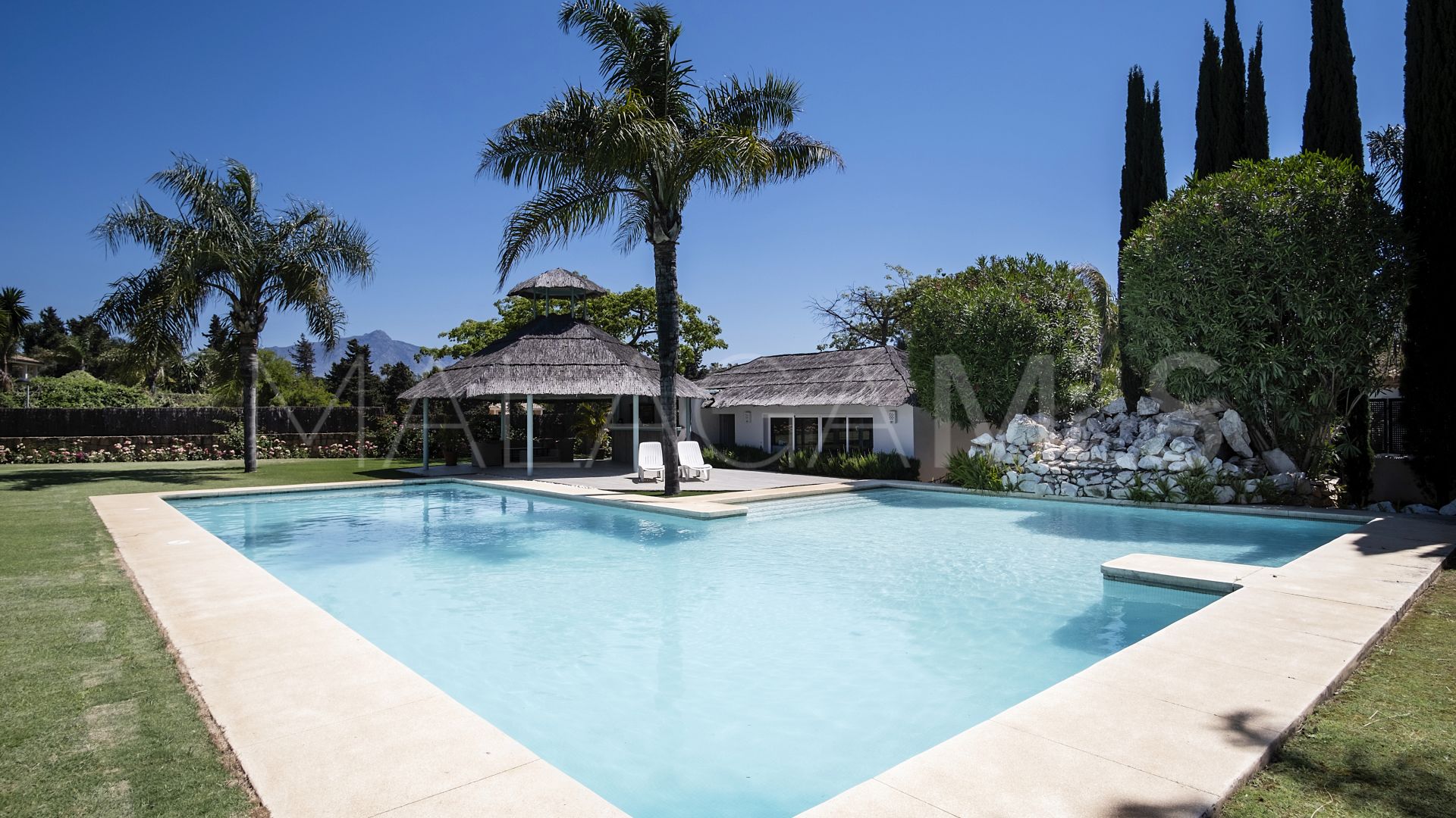 For sale villa with 7 bedrooms in Guadalmina Baja