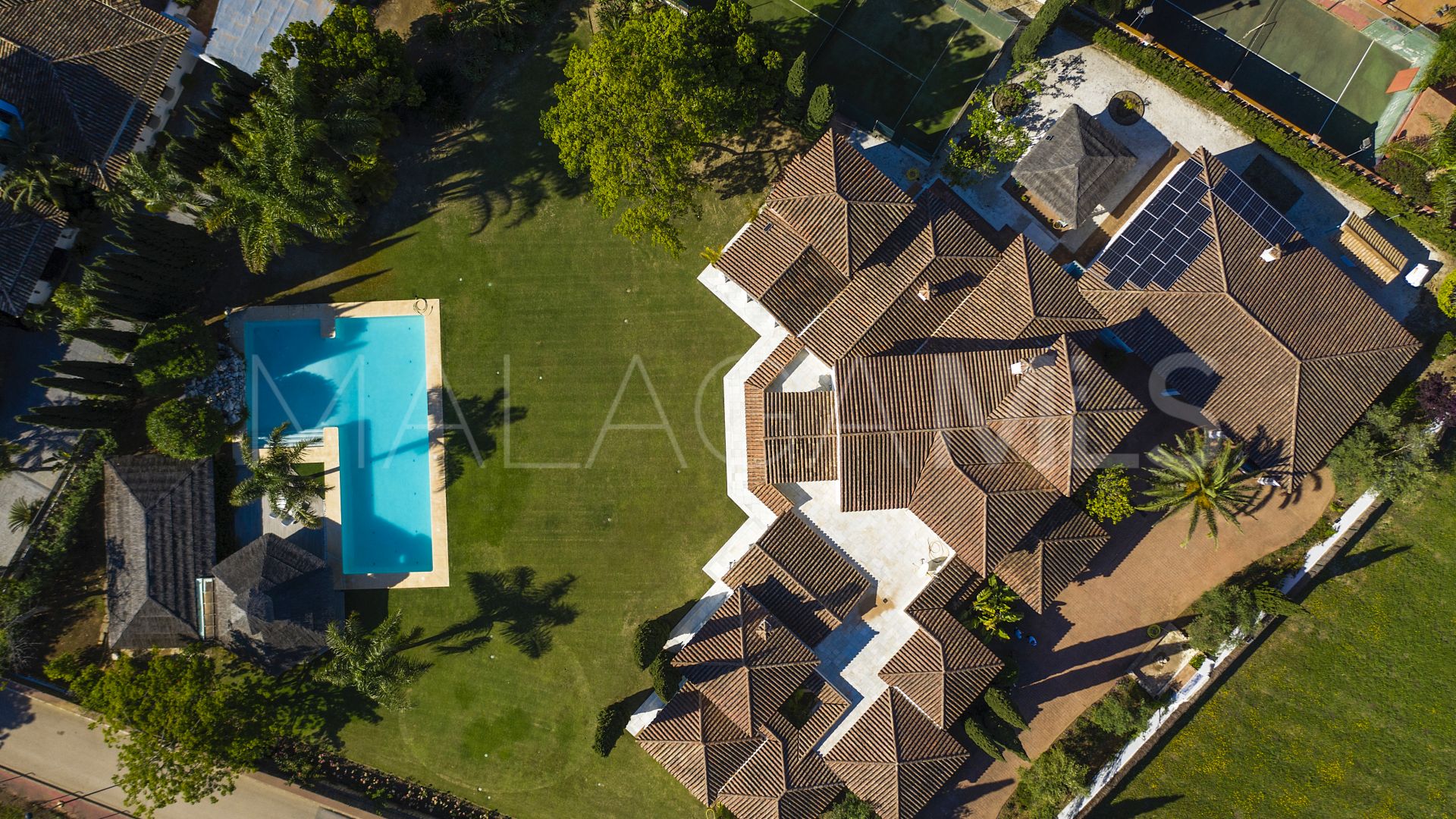 For sale villa with 7 bedrooms in Guadalmina Baja