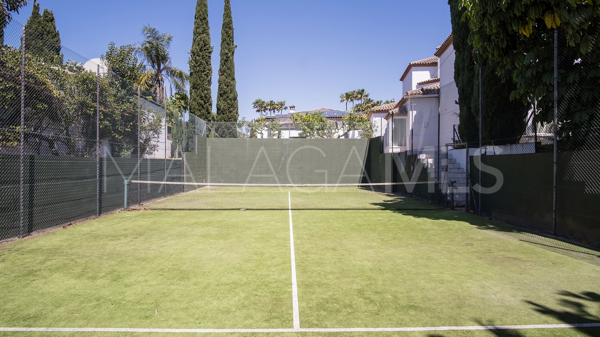 For sale villa with 7 bedrooms in Guadalmina Baja