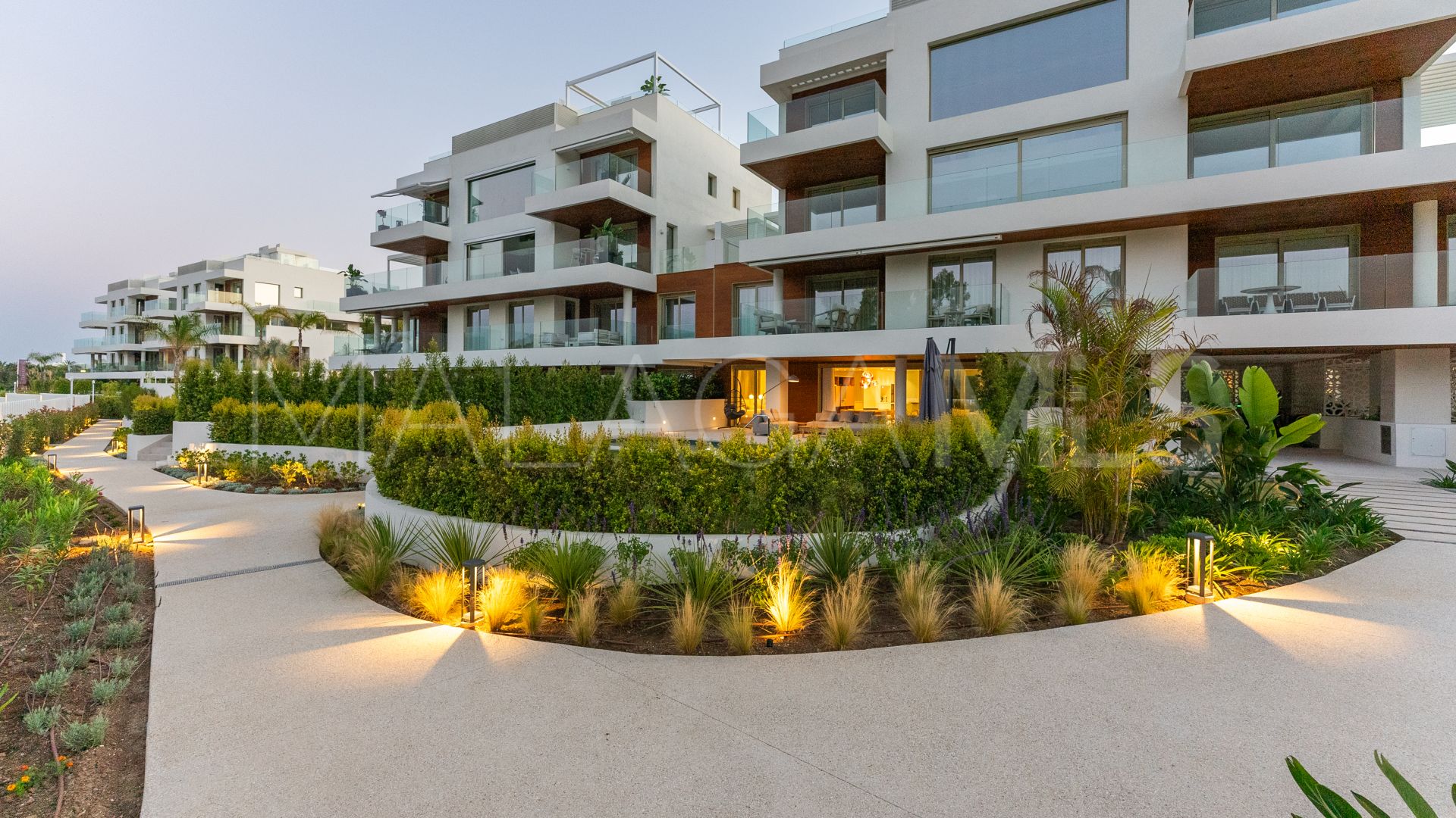 Ground floor duplex for sale in Marbella Golden Mile with 3 bedrooms