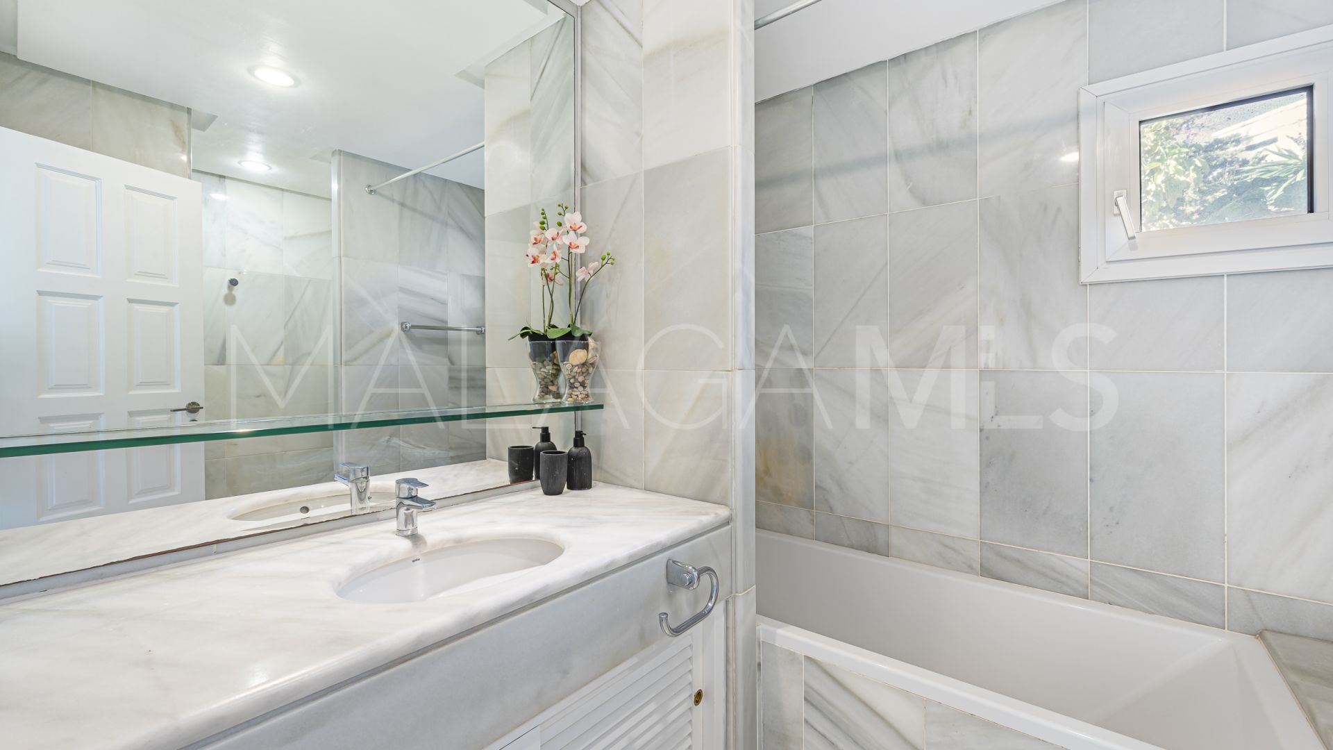 2 bedrooms ground floor apartment for sale in Alhambra del Mar