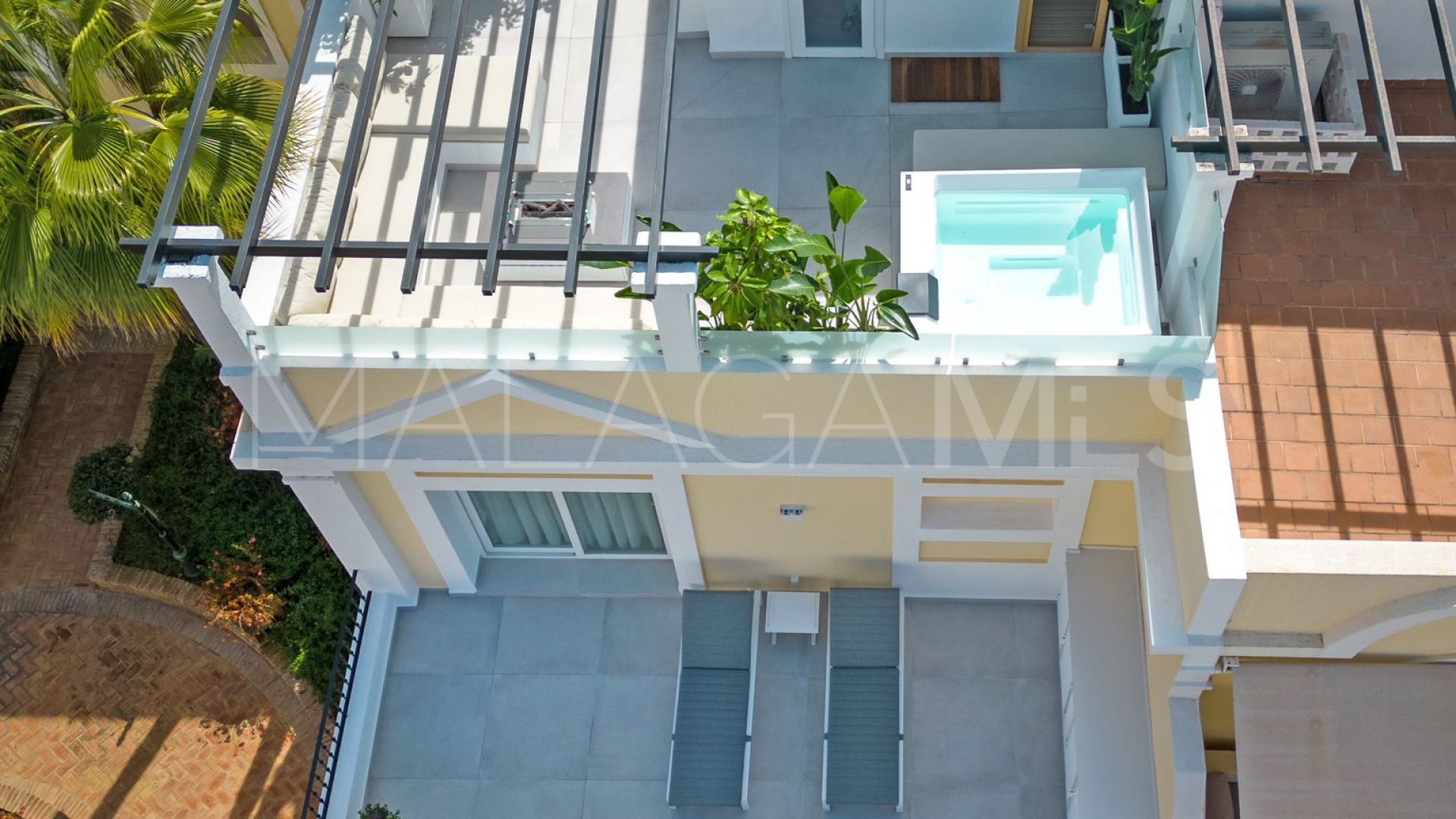 Town house for sale in Aloha Gardens