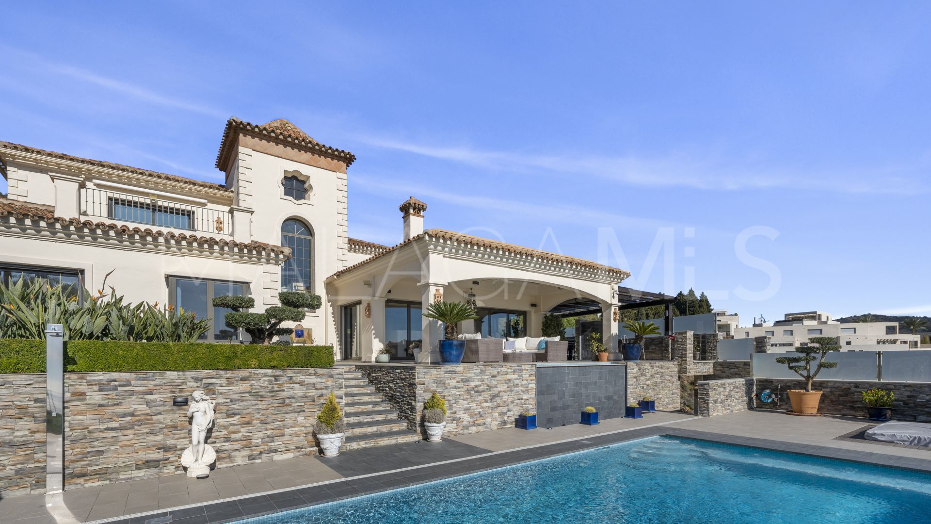 Villa for sale in Los Altos de los Monteros