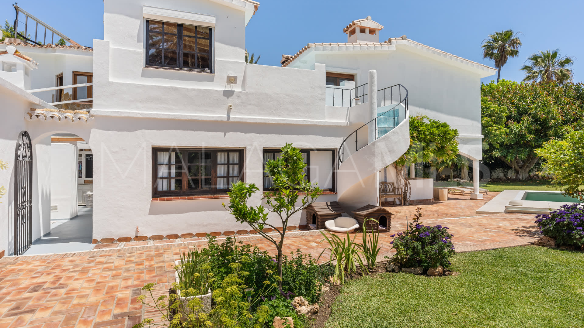 For sale villa with 4 bedrooms in Guadalmina Baja