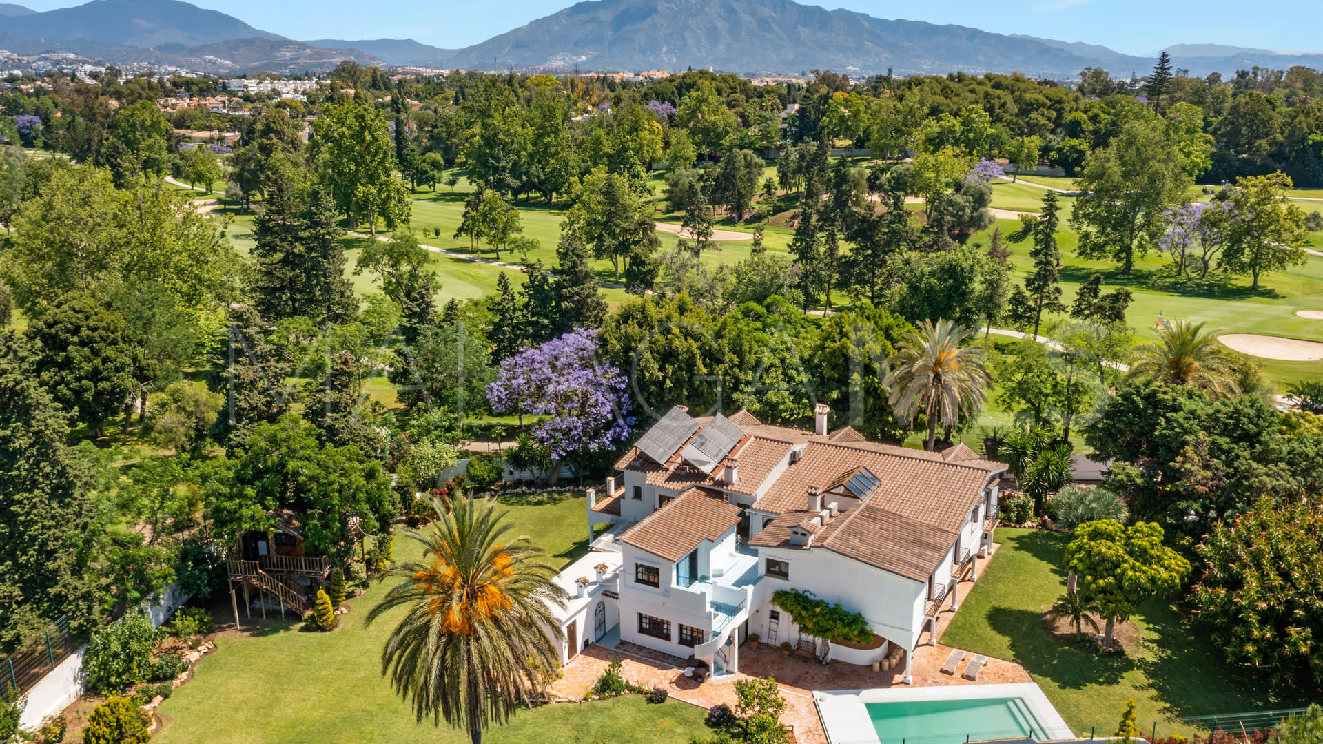 For sale villa with 4 bedrooms in Guadalmina Baja