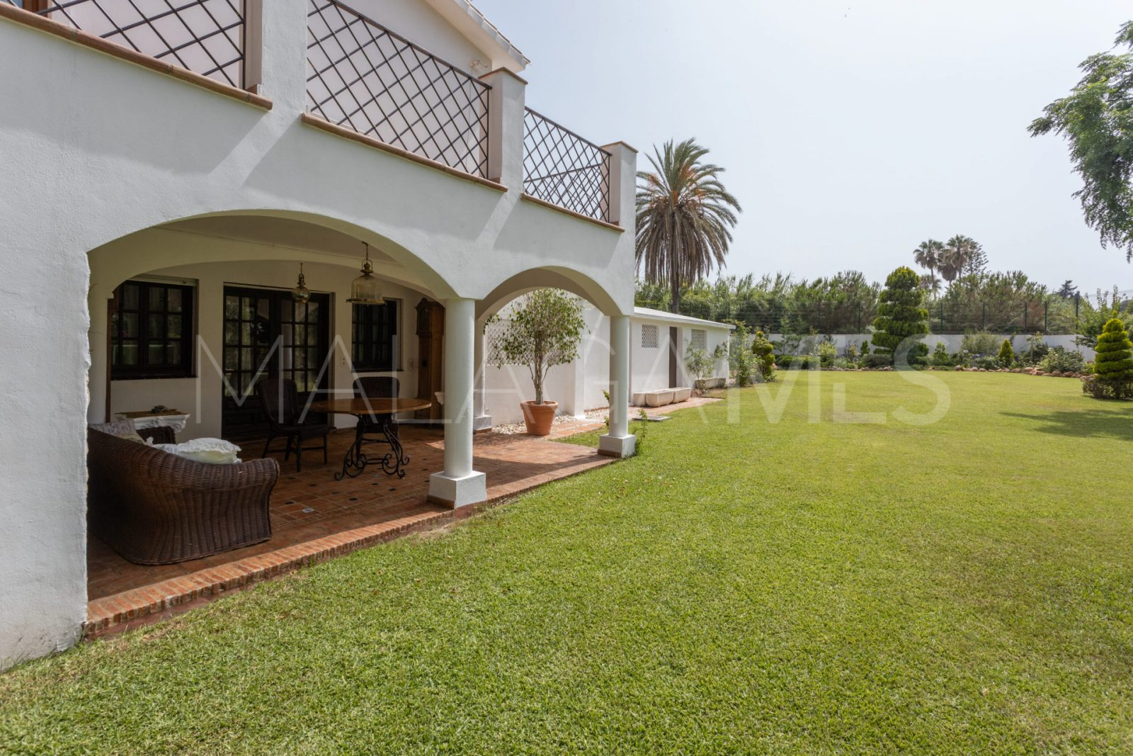 For sale villa with 4 bedrooms in Guadalmina Baja
