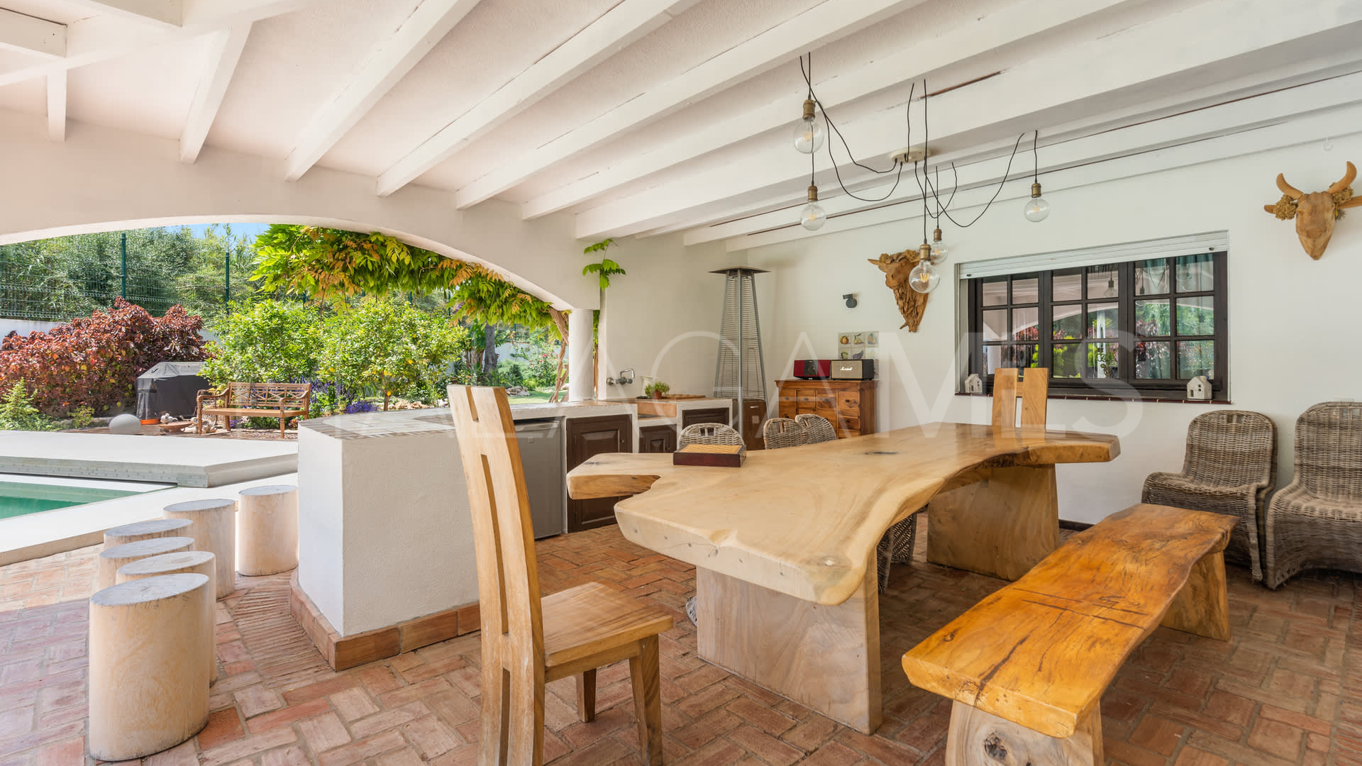 For sale villa with 4 bedrooms in Guadalmina Baja