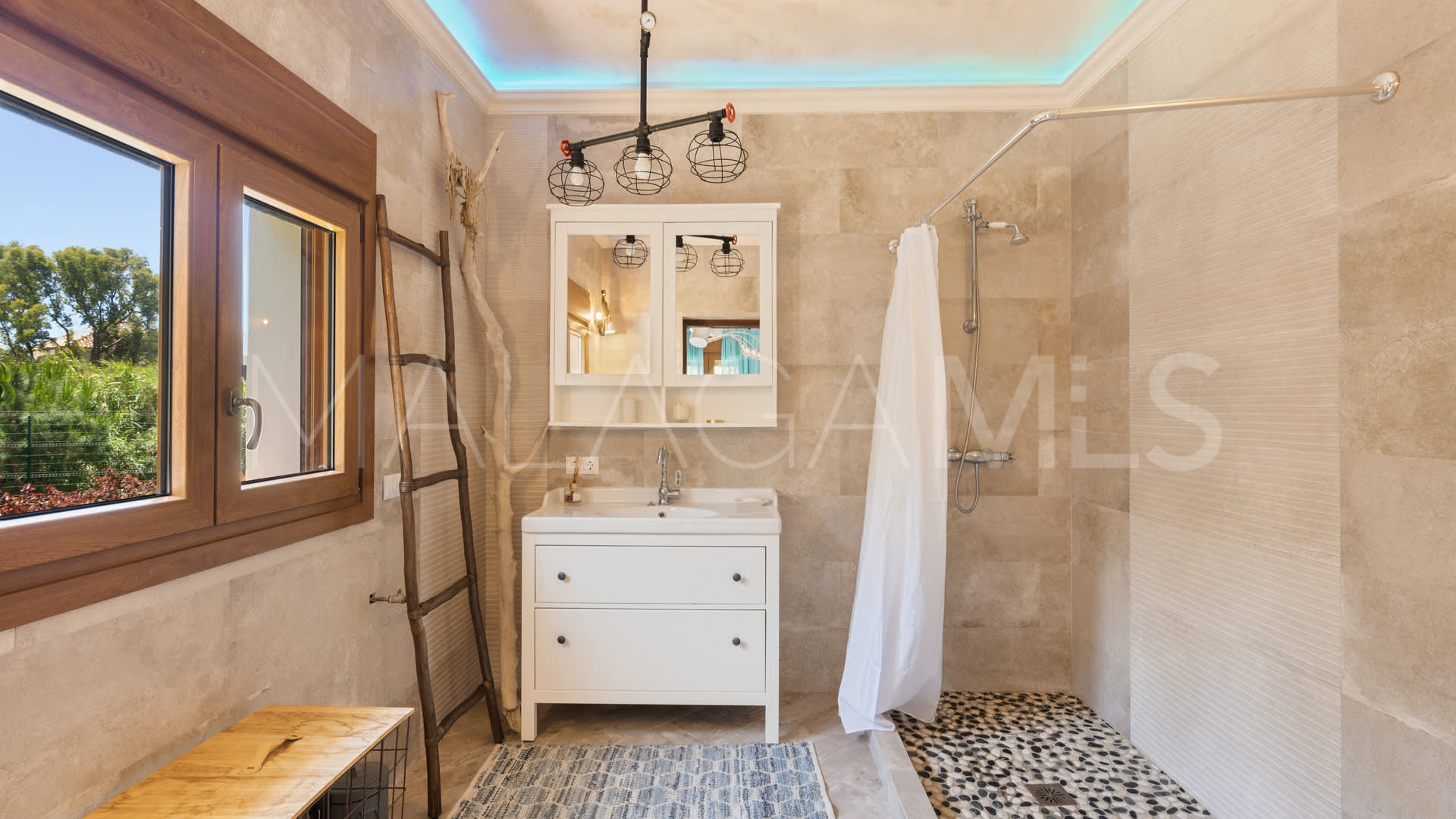 For sale villa with 4 bedrooms in Guadalmina Baja